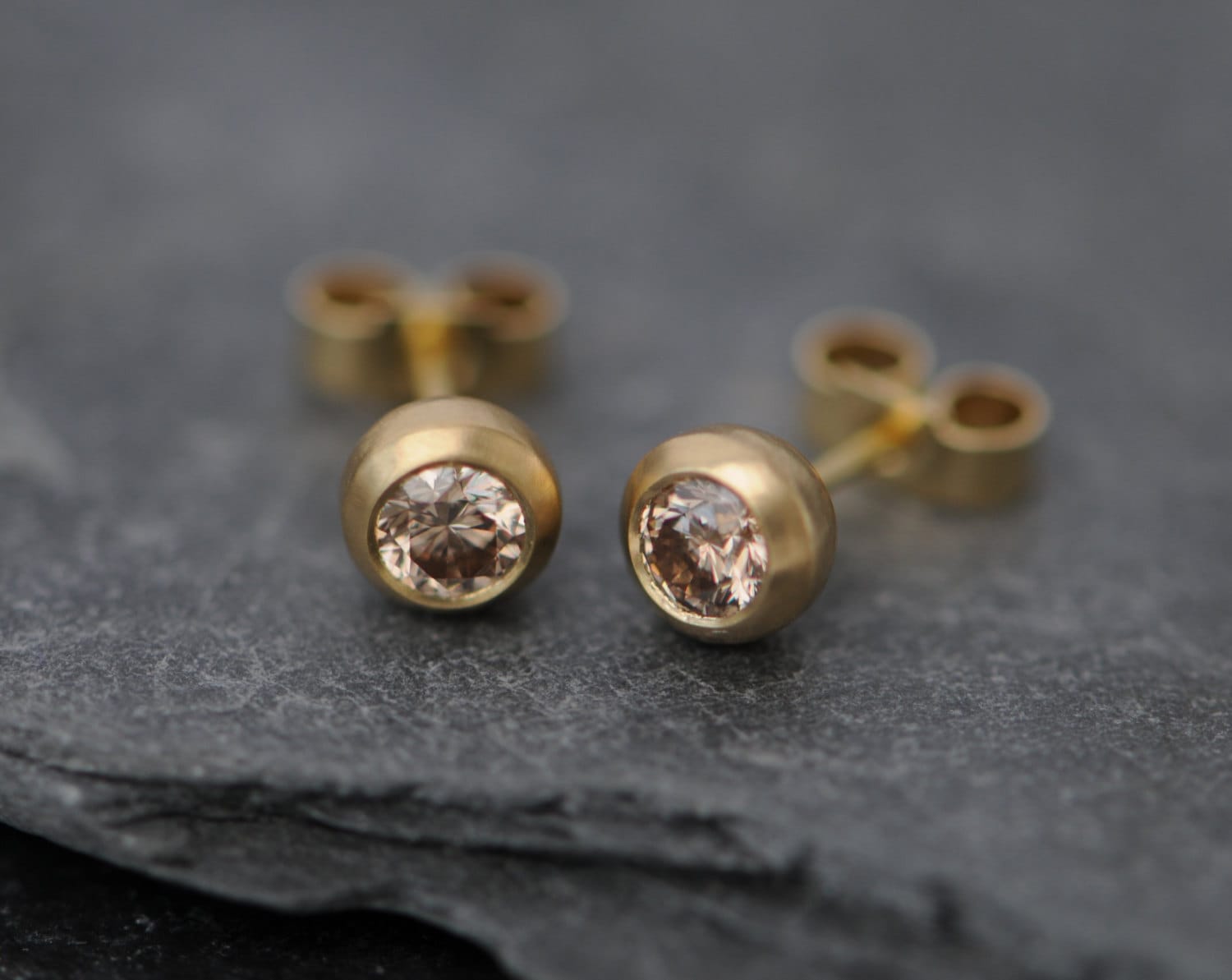 Champagner Diamant Ohrstecker in 18K Gold, Kleine Ohrstecker, Geschenk Für Sie von williamwhite