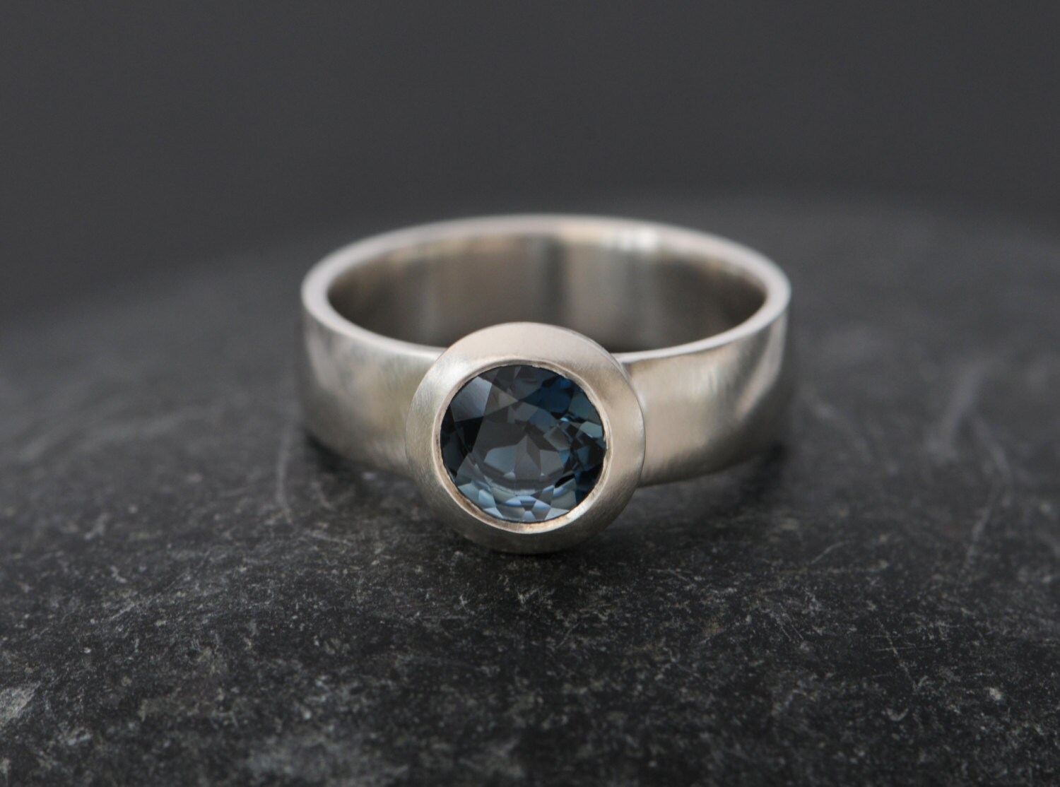 Großer Blautopas Statement Ring in Silber, Breiter Band von williamwhite