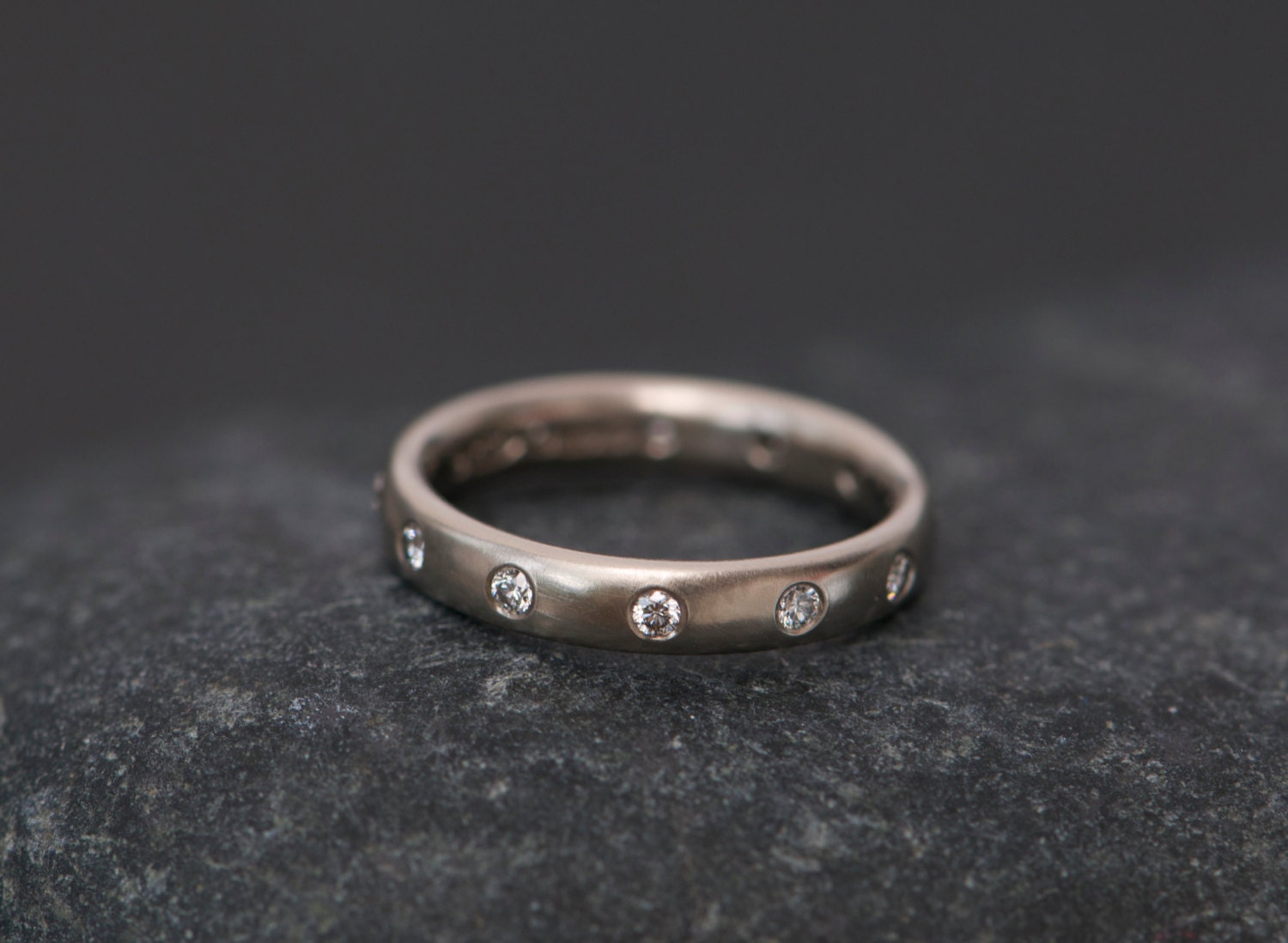 Diamant Eternity Band in 18K Gold, Ehering von williamwhite