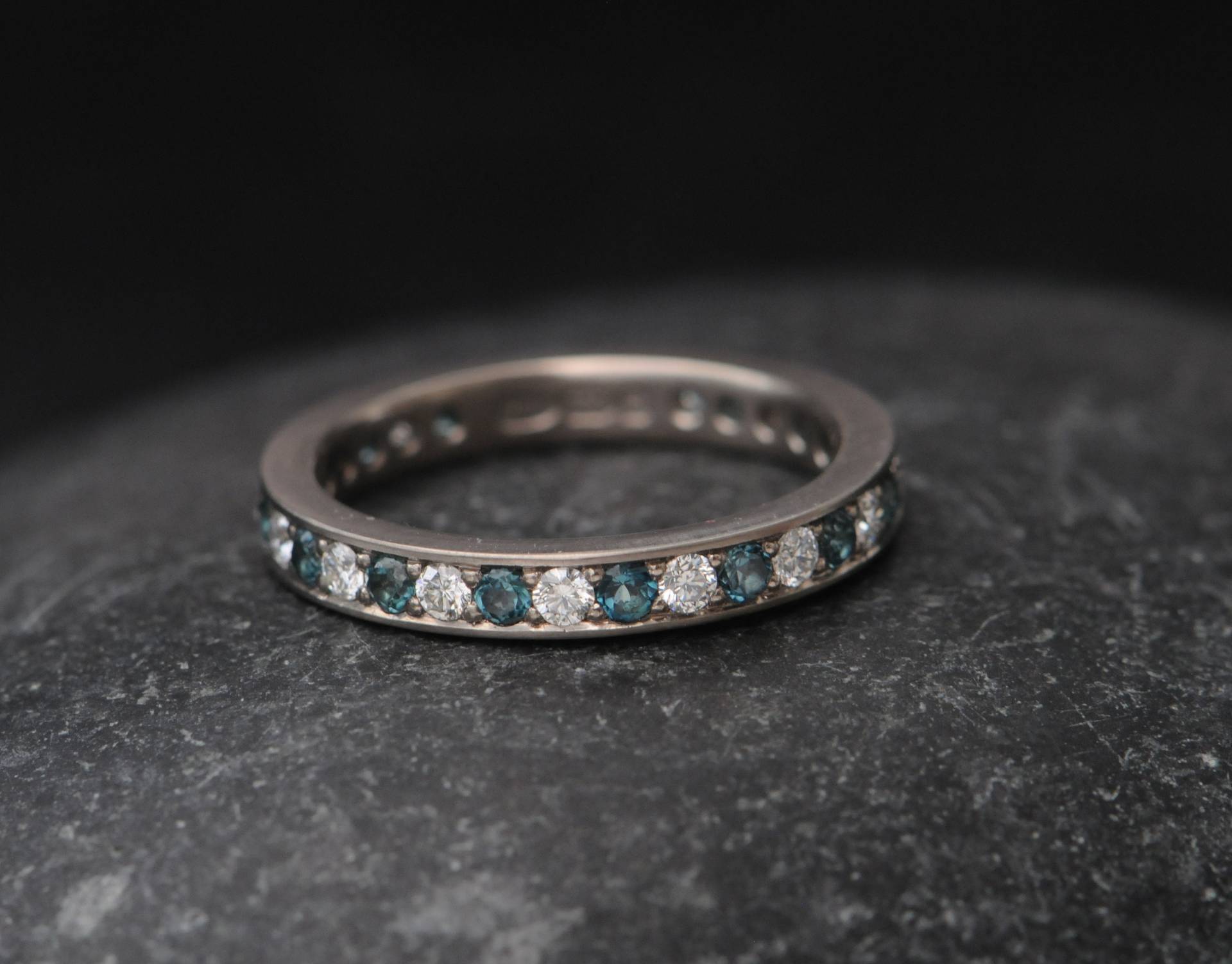 Diamant Eternity Ring Aus 18K Gold - Handgemachter Mit Diamanten Und Blauem Turmalin von williamwhite