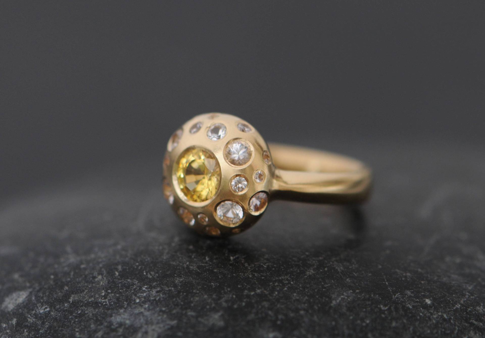Gelber Saphir Cluster Ring in 18K Gold, Edelstein Verlobungsring von williamwhite