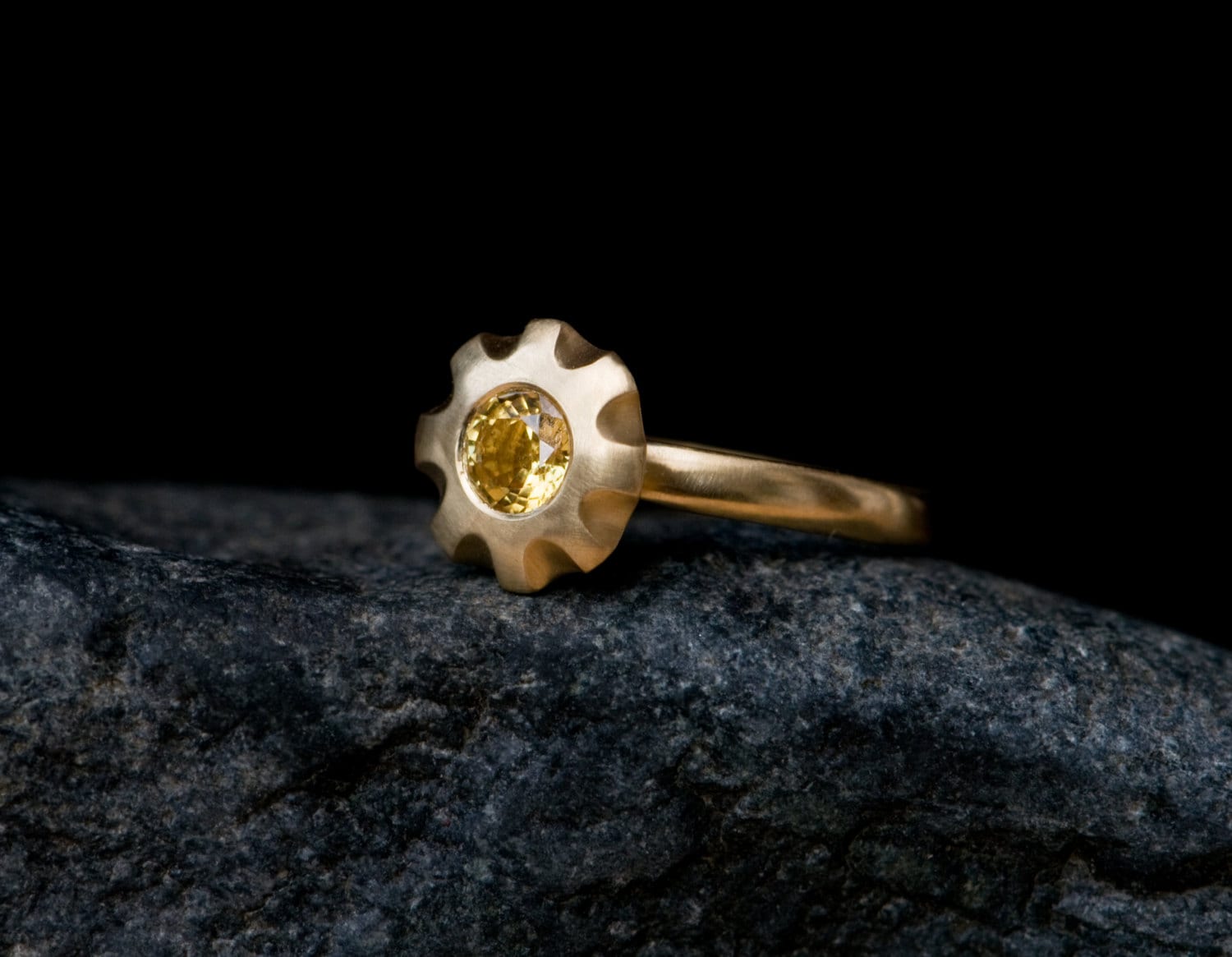 Gelber Saphir Verlobungsring in 18K Gold - Kleiner Ring Geschenk Für Sie von williamwhite