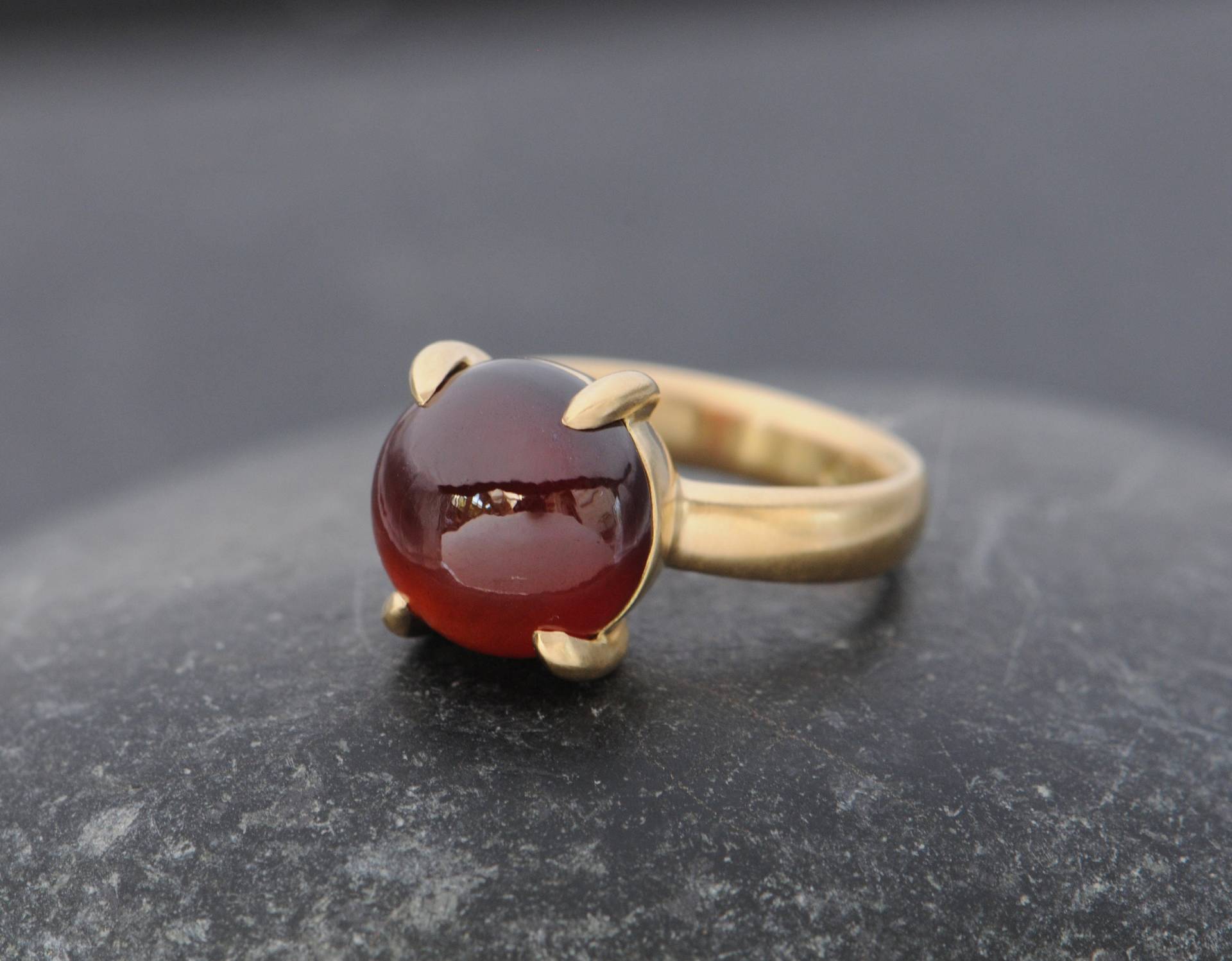 Geschenk Für Sie, Roter Granat Cabochon Ring in 18K Gold, Großer Hessonit von williamwhite