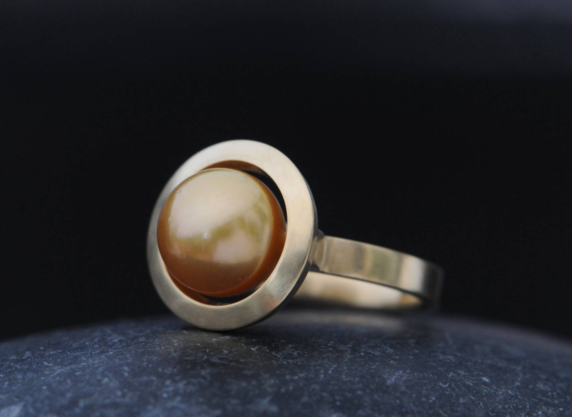 Perlenhalo Ring Aus 18K Gold, Geschenk Für Sie Perlenaussage in Gold von williamwhite