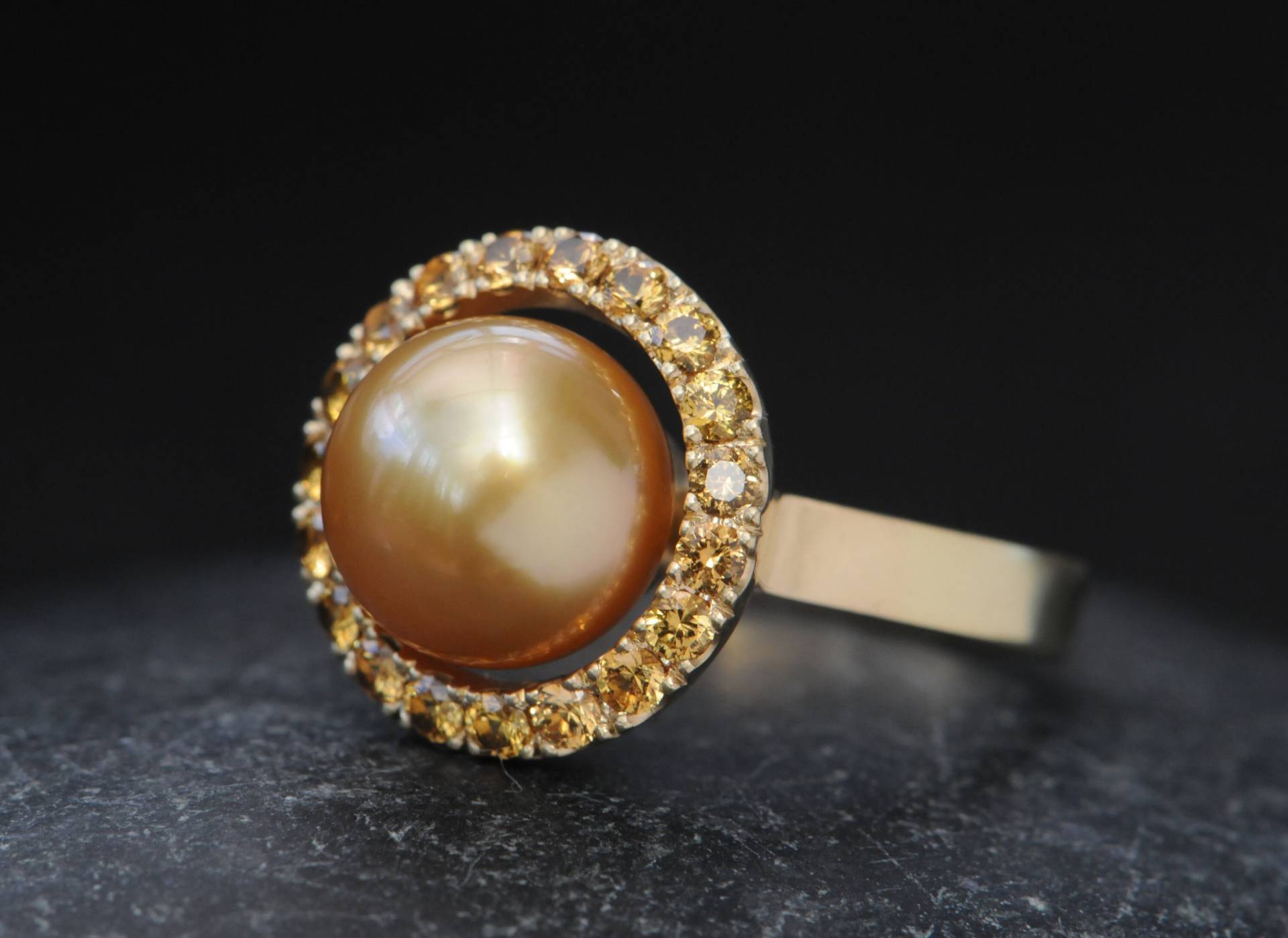 Gold Perle Statement Ring 18K Gold, Halo Mit Gelben Saphiren von williamwhite