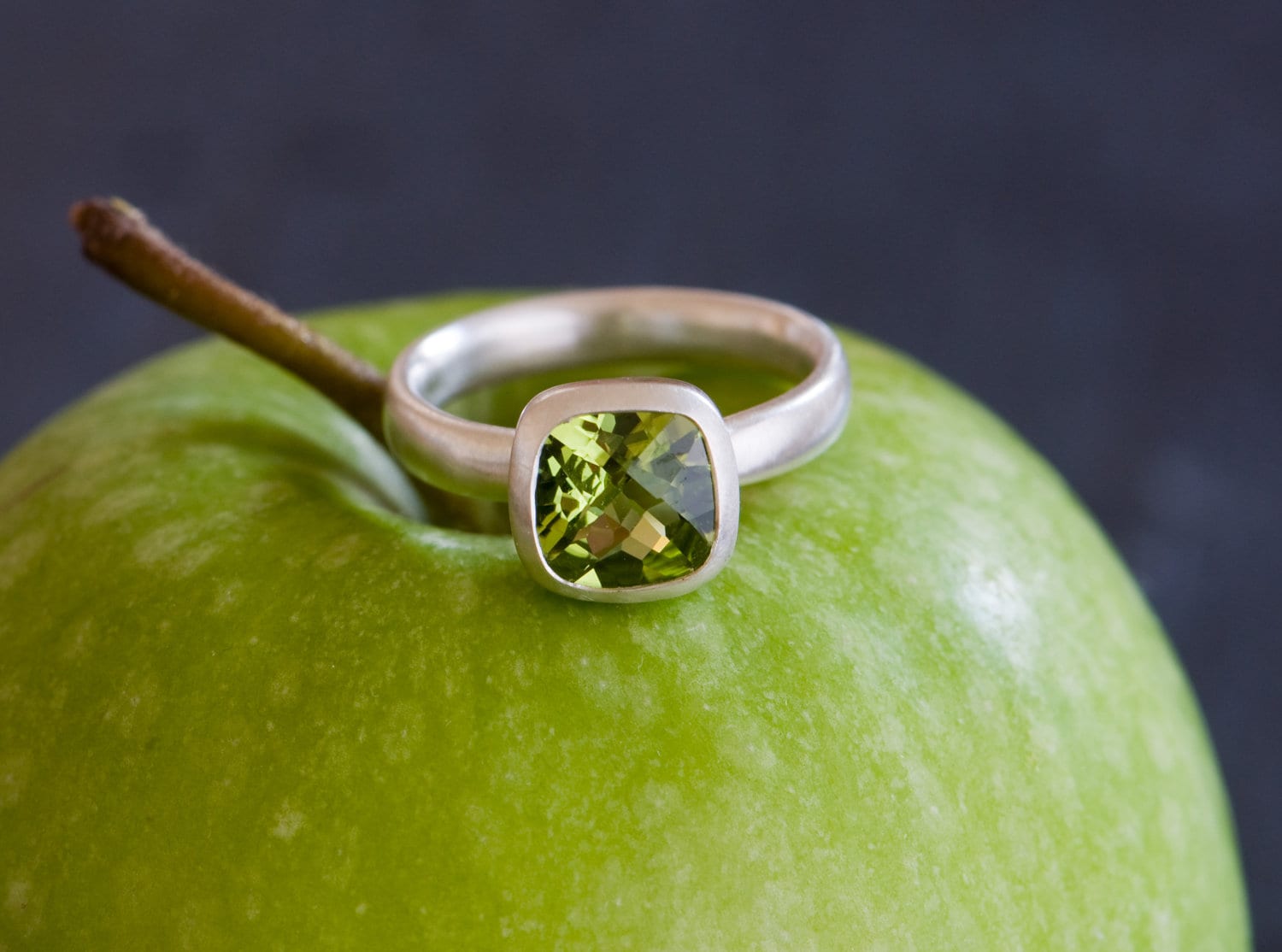 Größe 4 Peridot Ring Mit Kissenschliff in Silber von williamwhite