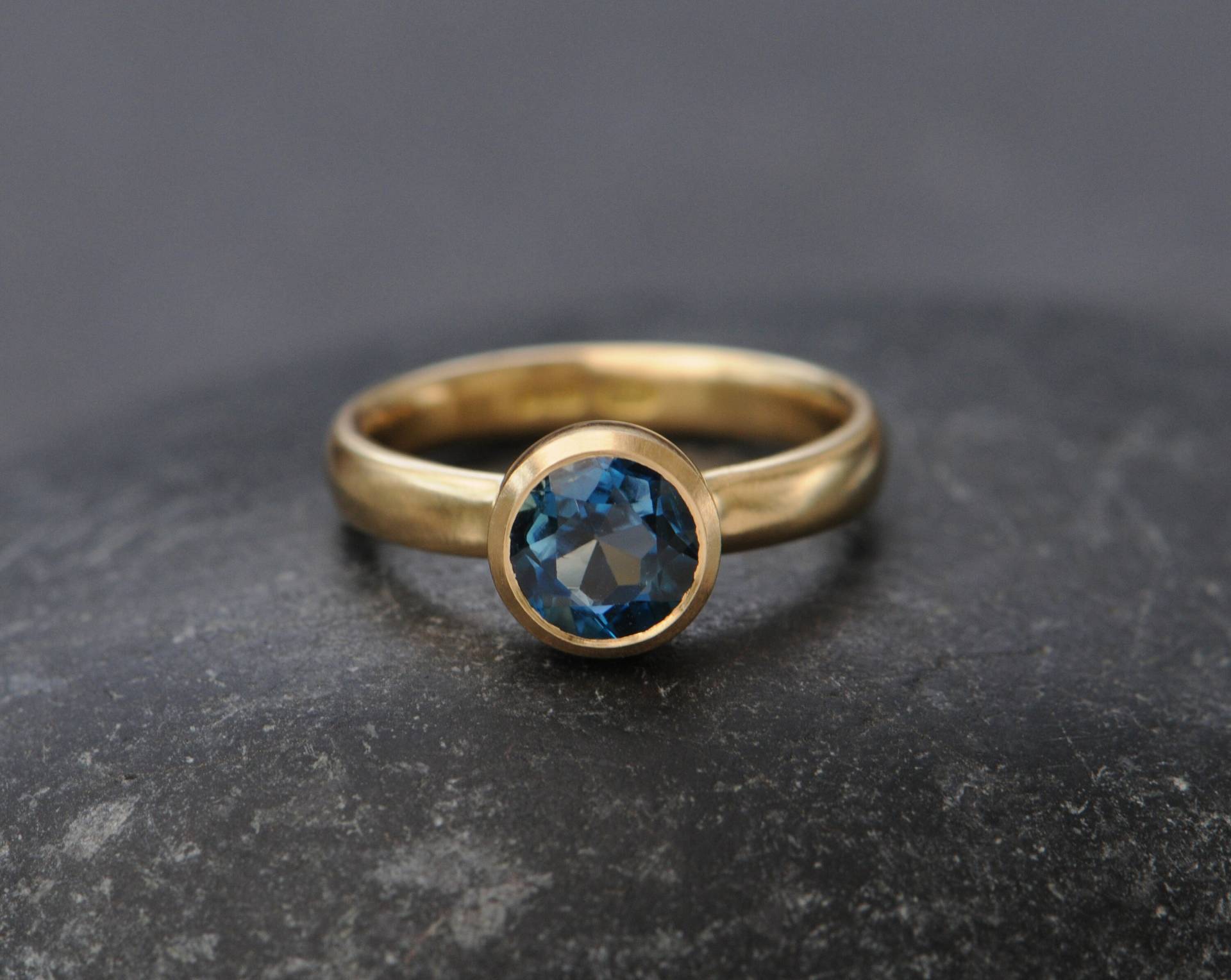 Größe 6, 5 Blautopas Verlobungsring in 18K Gold - London Blue Topaz Solitaire Ring von williamwhite