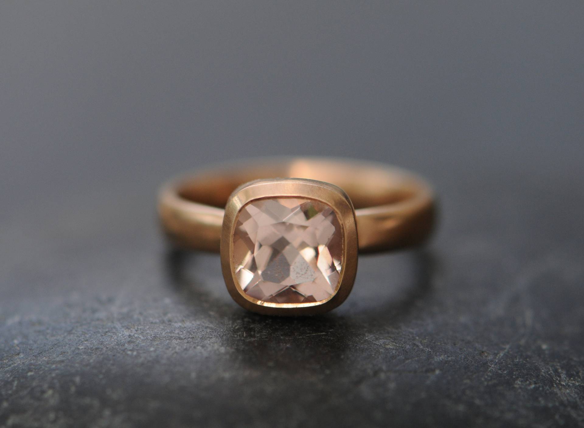 Größe 6.25 Morganit Kissenschliff Verlobungsring in 18K Roségold von williamwhite