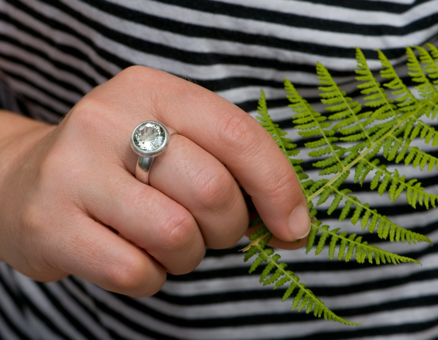 Großer Grüner Amethyst Ring - Halo in Sterling Silber von williamwhite