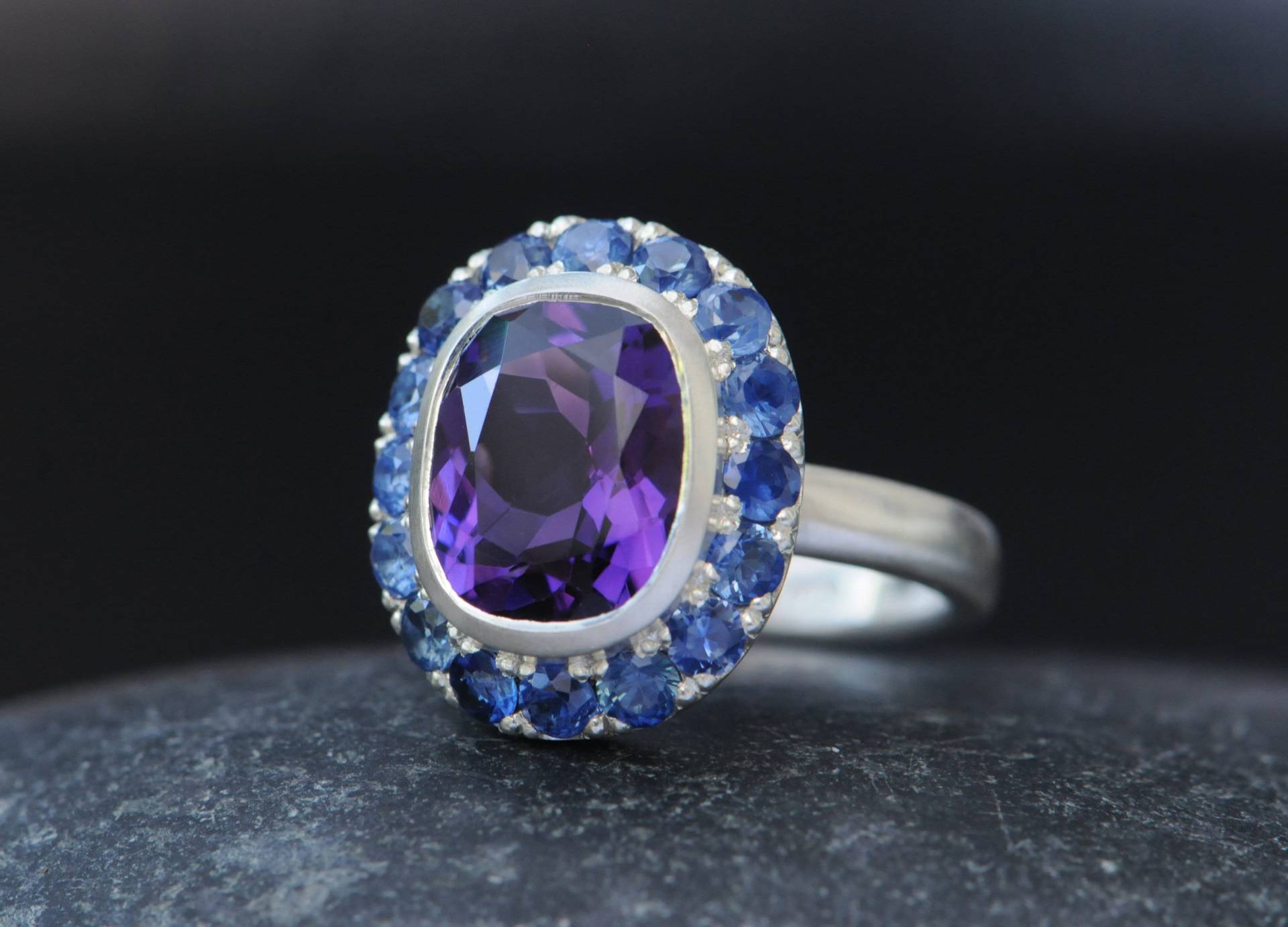 Großer Lila Amethyst Halo Ring Mit Blauen Saphiren, Geschenk Für Sie Lila Edelstein von williamwhite