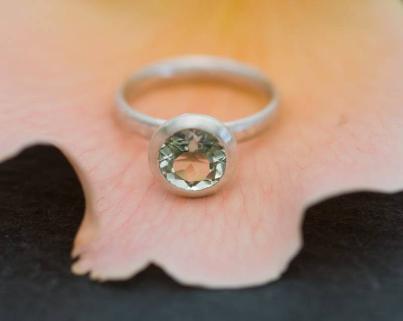Grüner Amethyst Verlobungsring, Geschenk Für Sie, Halo-Ring in Silber Grüner Amethyst Verlobungsring, Geschenk Für Sie, Halo-Ring in Silber von williamwhite