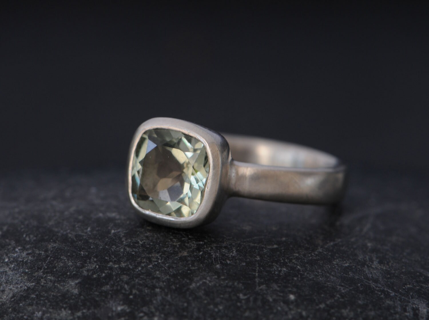 Grüner Amethyst Cushion Cut Ring in Silber, Geschenk Für Sie von williamwhite