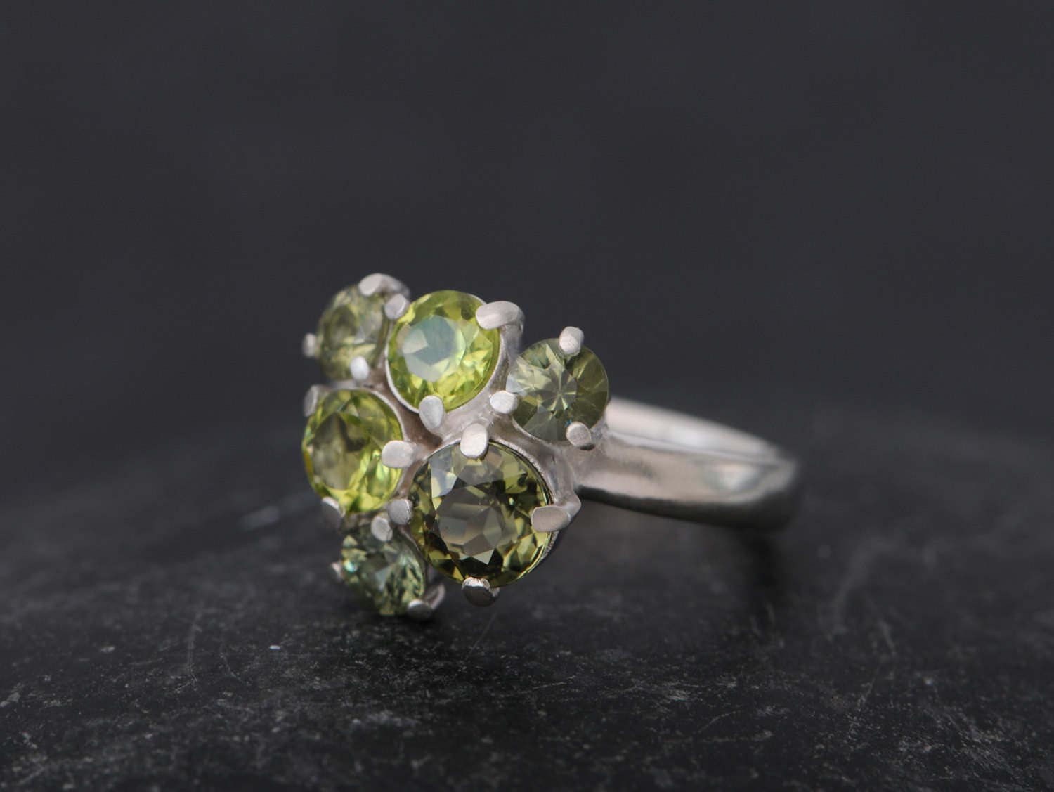 Grüner Edelstein Cluster Ring in Silber, Turmalin Mit Peridot & Saphiren von williamwhite