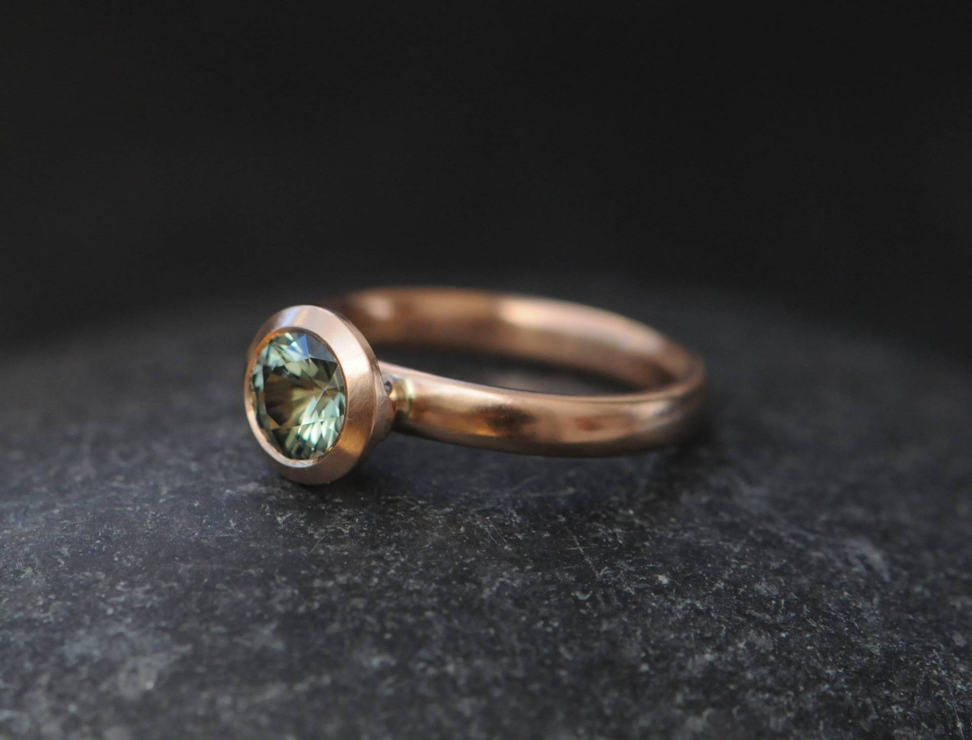 Grüner Saphir Halo Ring in 18K Roségold - 1 Karat Verlobungsring von williamwhite