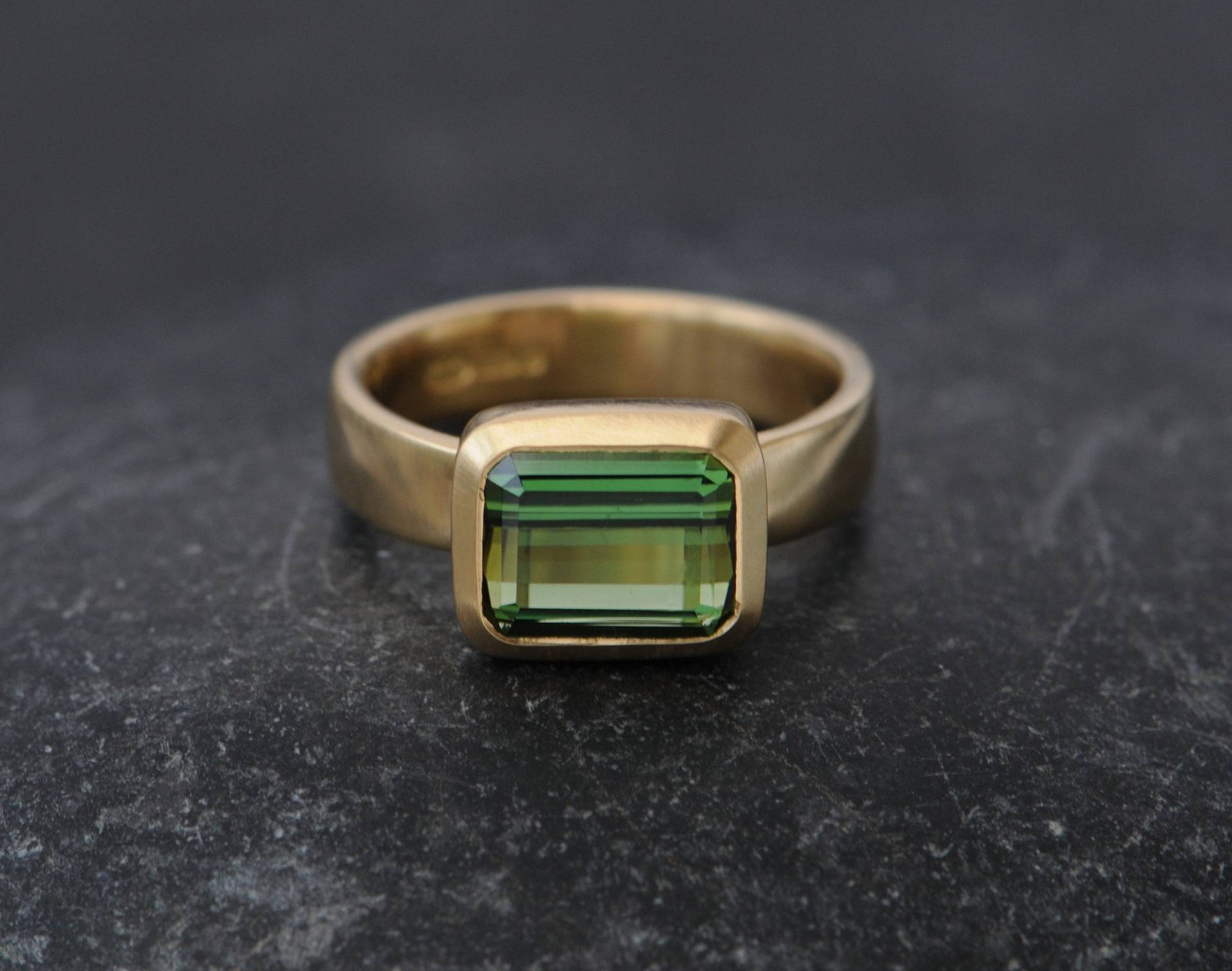 Grüner Turmalin Chunky Gold Ring, Smaragd Schliff in 18K von williamwhite