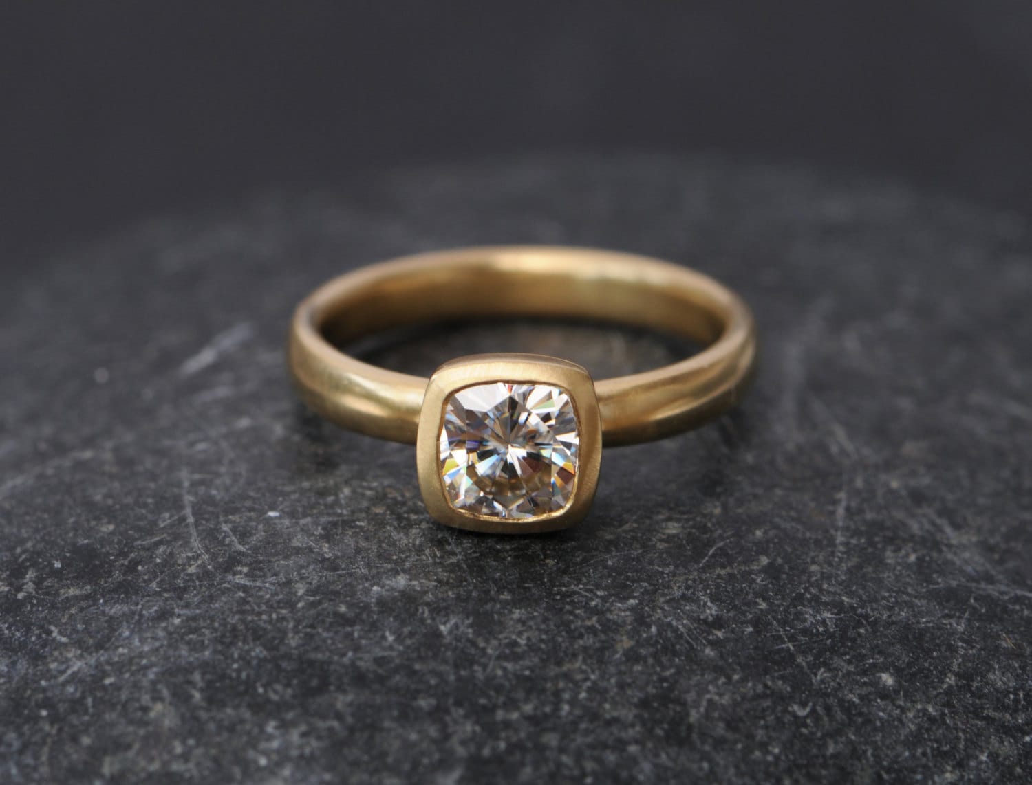 Kissen Cut Moissanit Ring 18K Gold Forever One Verlobungsring Solitär in Recyceltem von williamwhite