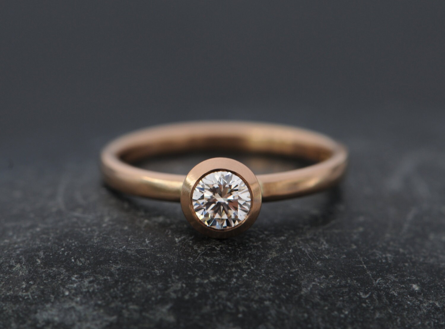 Kleiner Diamant Verlobungsring in 18K Roségold, Schlichter Diamantring von williamwhite