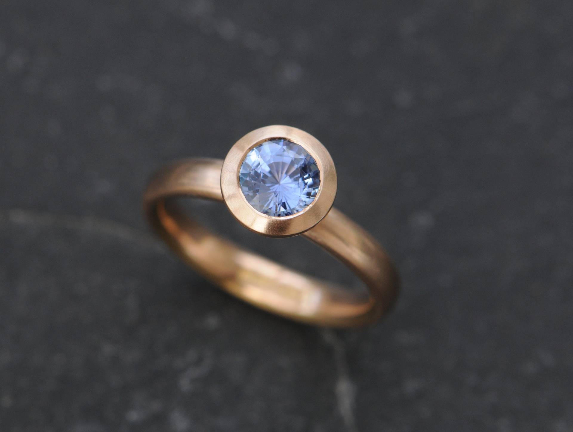 Kornblume Blauer Saphir Verlobungsring in 18K Roségold, Halo Ring von williamwhite