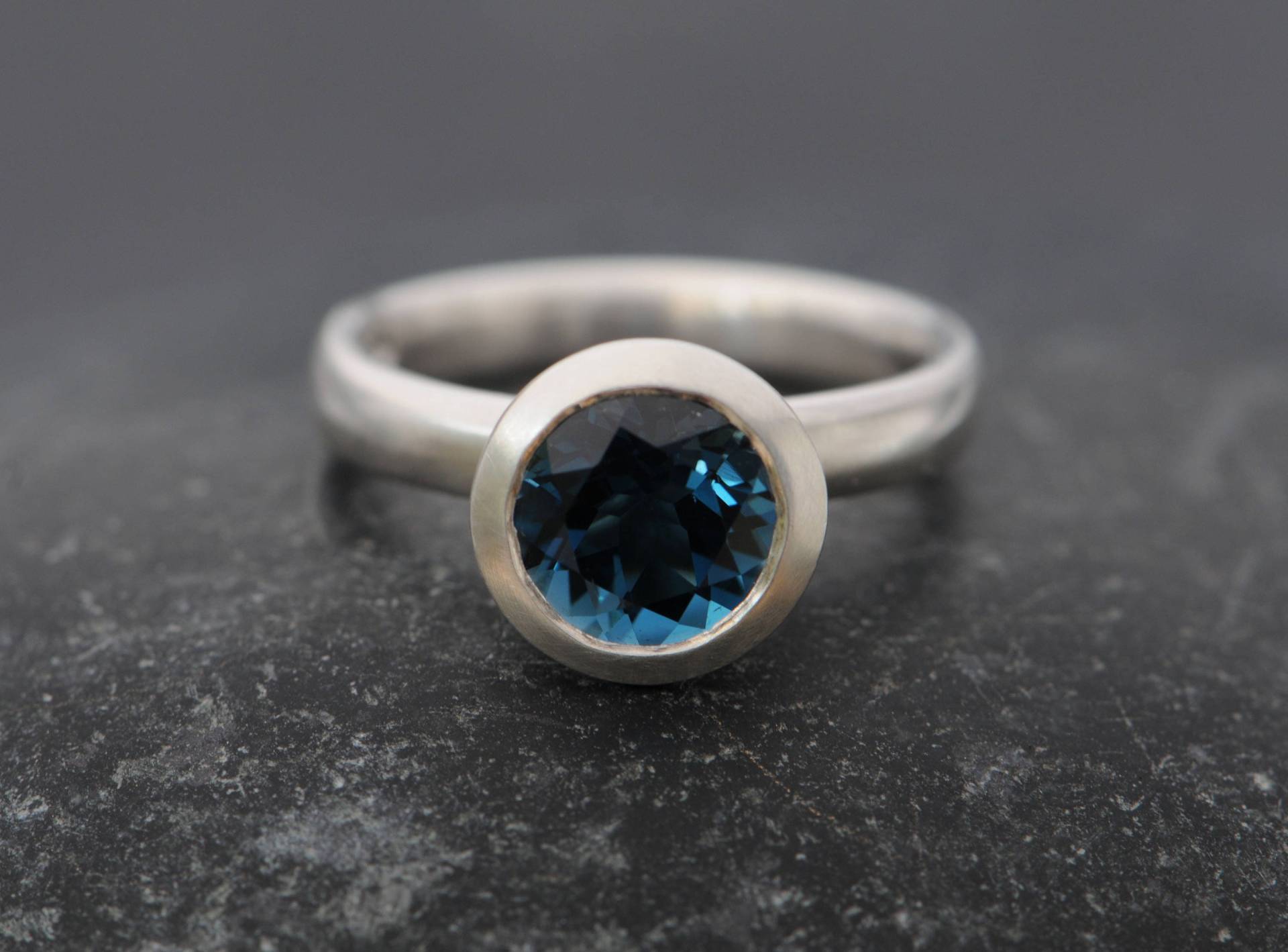 London Blautopas Halo Ring in Silber, Blauer Edelstein Verlobungsring von williamwhite