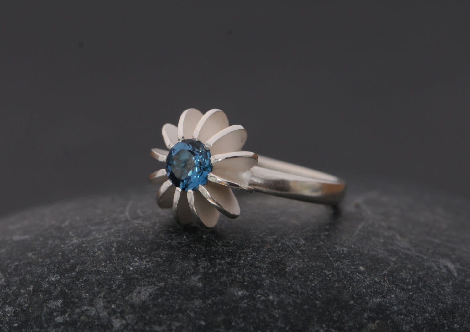 London Blue Topas Verlobungsring, Seeigel Ring Silber von williamwhite