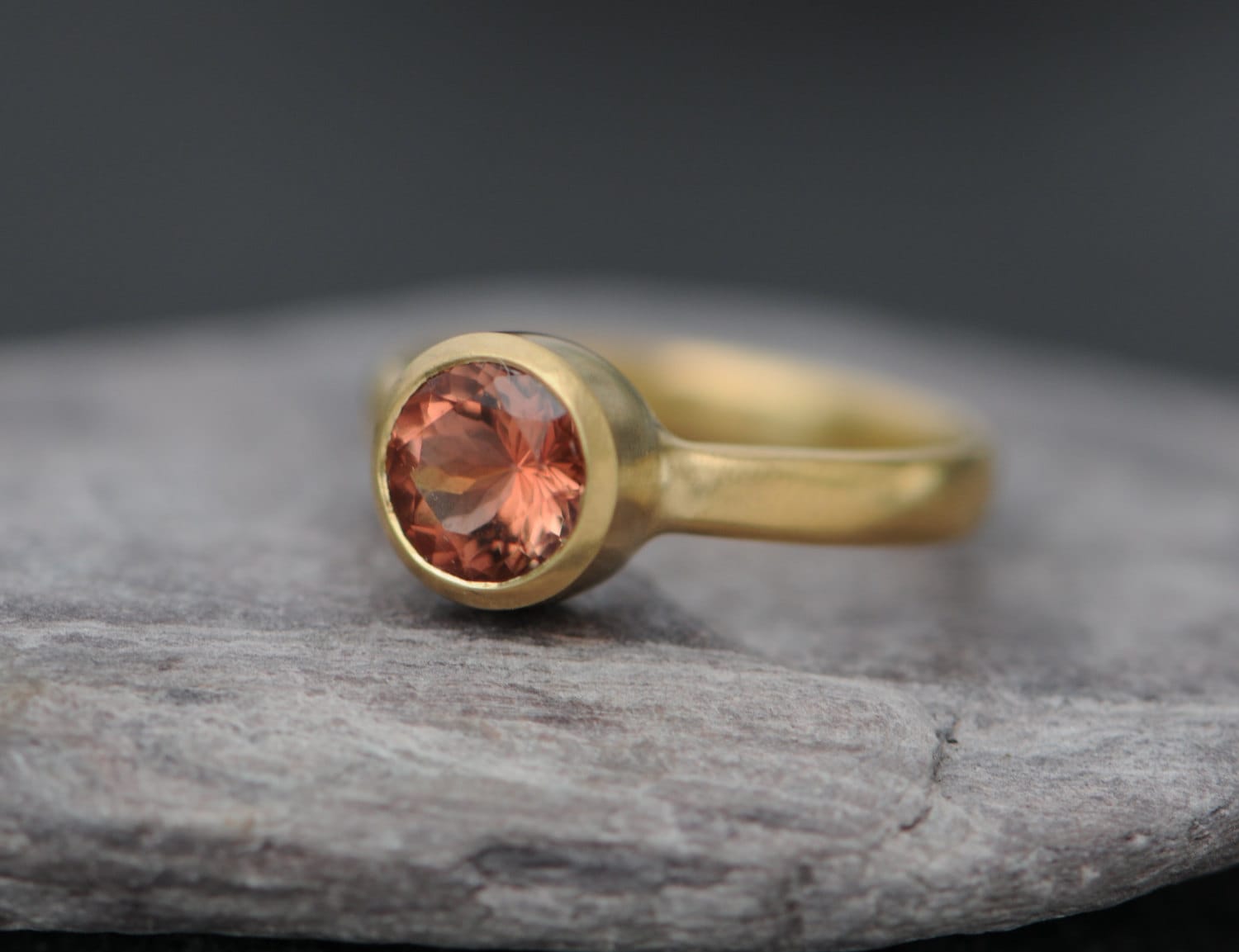 Oregon Sonnenstein Ring in 18K Gold, Pfirsich Edelstein von williamwhite