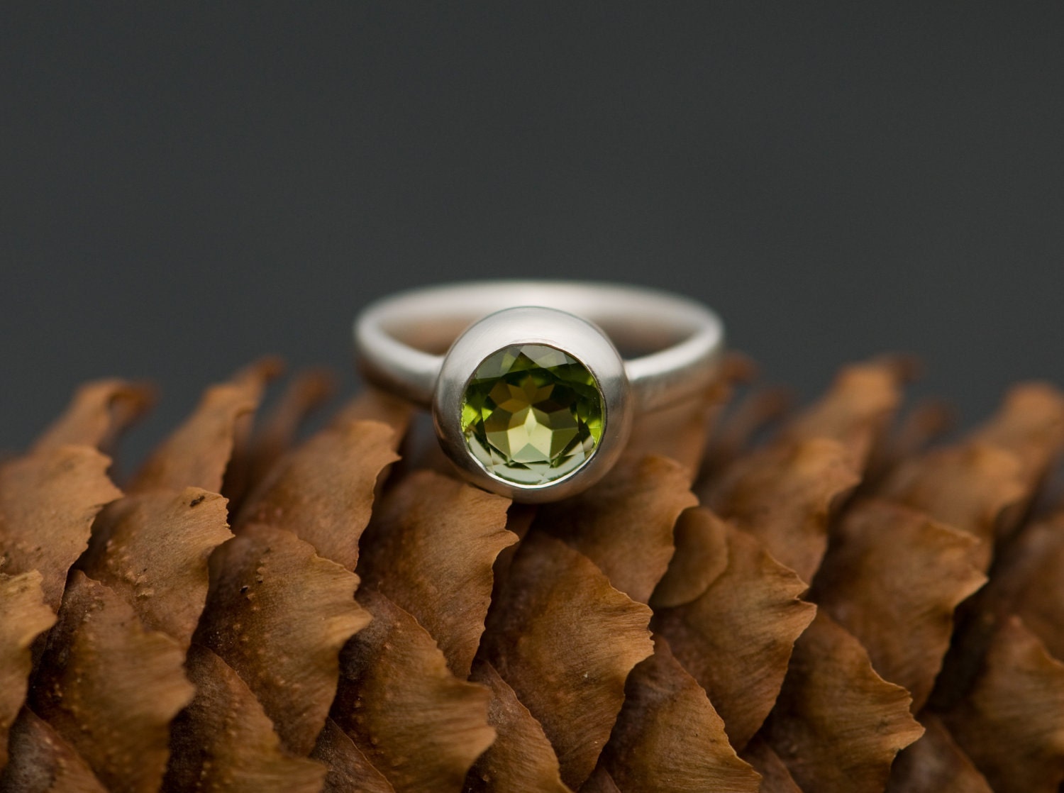 Peridot-Ring Größe 7.5 Grün Edelstein Ring Peridot Solitär in Sterlingsilber-Hell-Grün-Edelstein-Ring Gesetzt von williamwhite