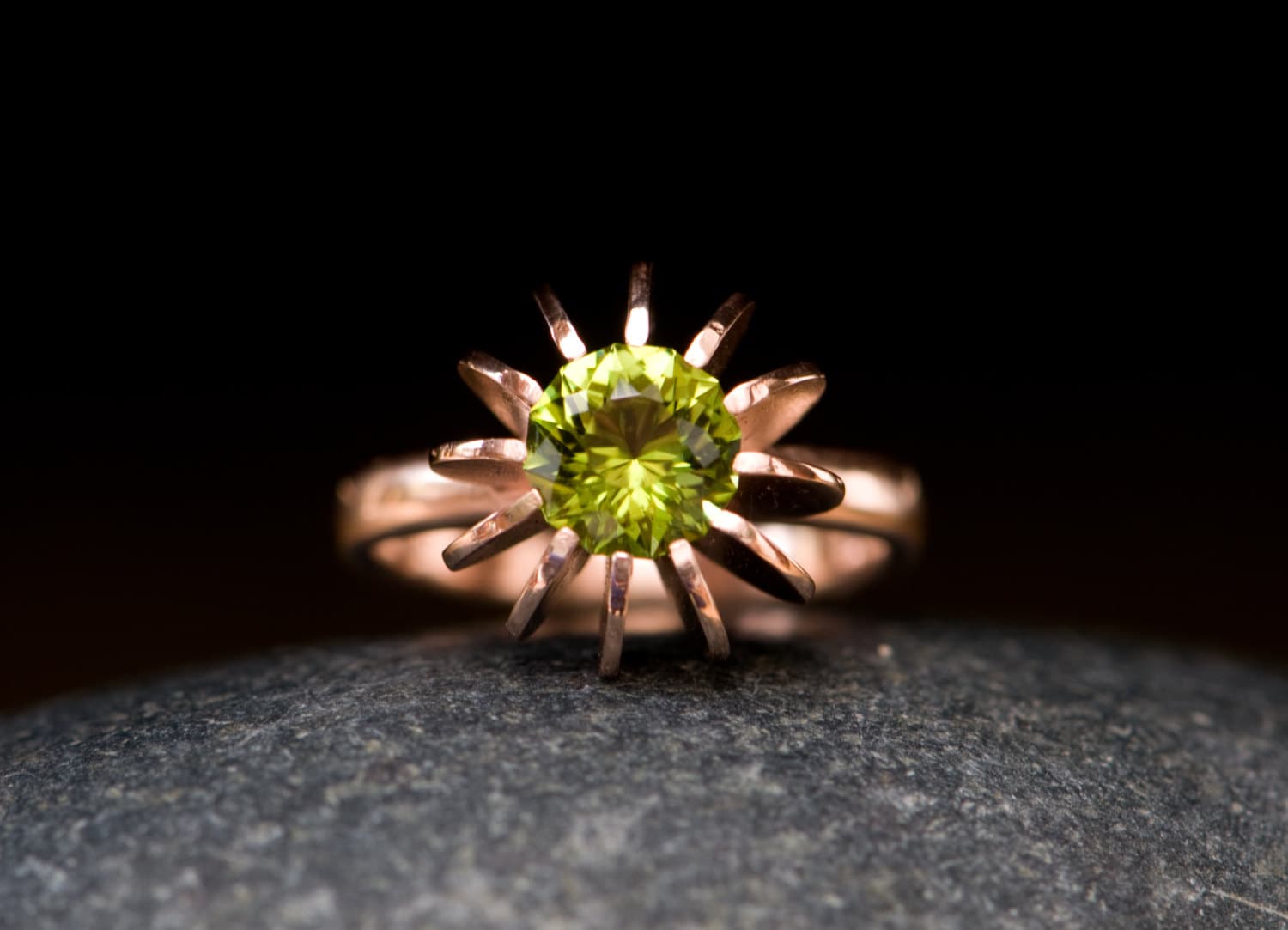 Peridot Seeigel Ring in 18K Gold, Grüner Edelstein Verlobungsring, Geschenk Für Sie von williamwhite