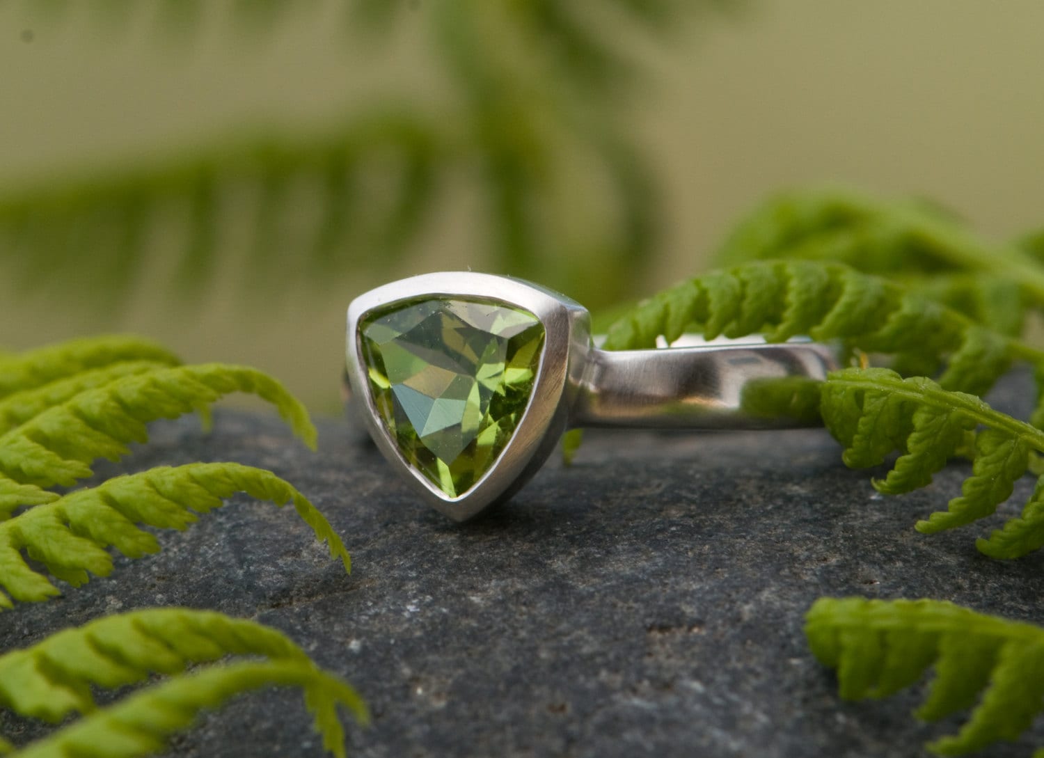 Peridot Trillion Ring in Silber - Grüner Edelstein 925 Sterling von williamwhite