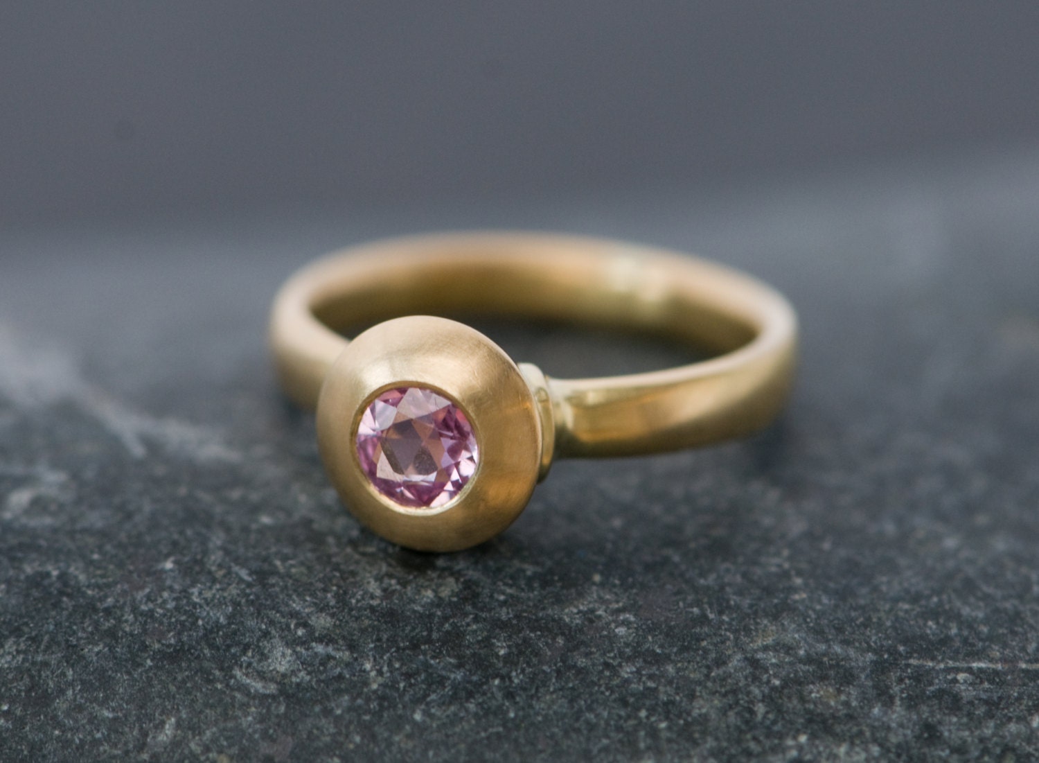 Pink Saphir Verlobungsring in 18K Gold, Mittelalter Ring Design von williamwhite