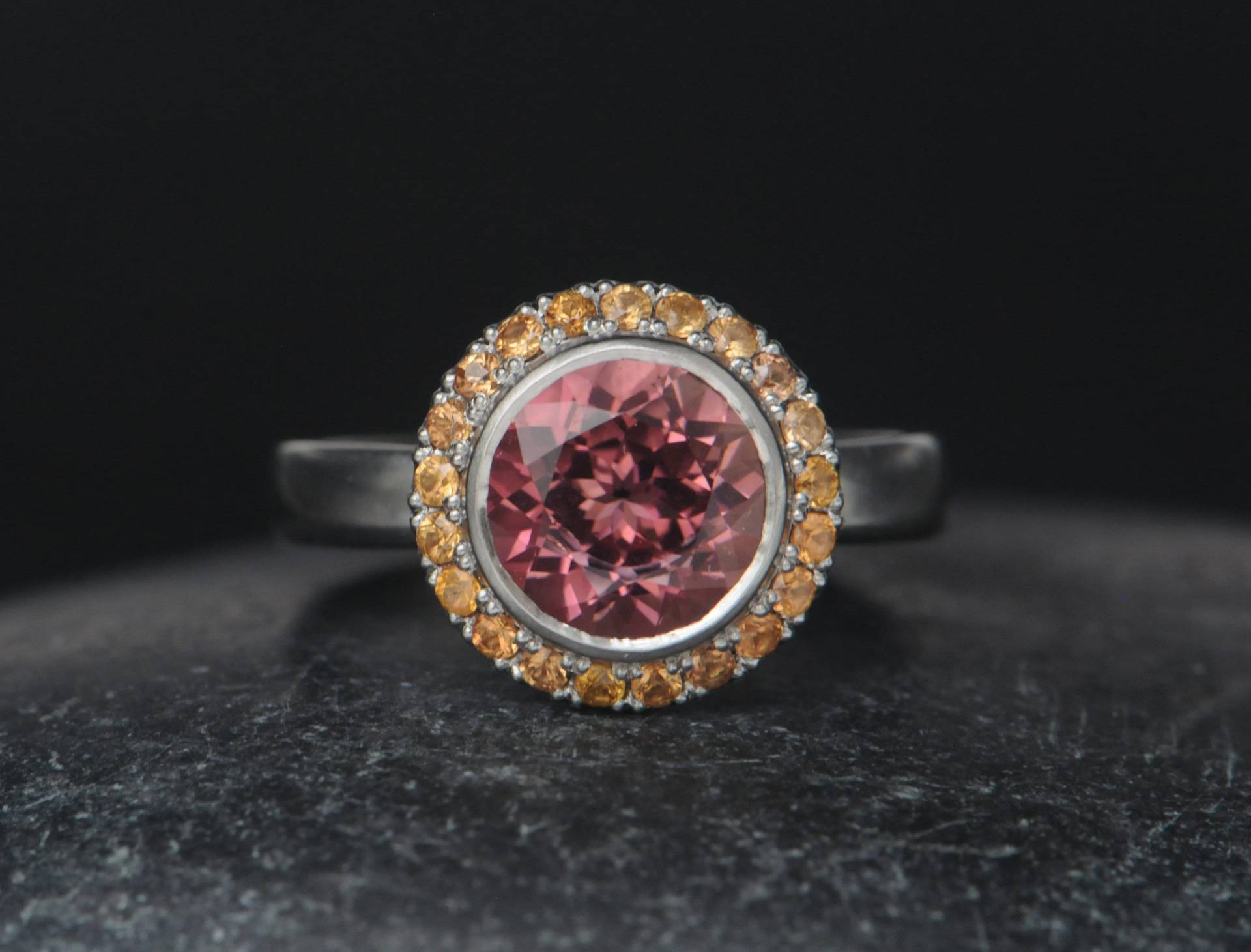 Pink Turmalin Halo Ring in Platin, Gem Verlobungsring Mit Orange Saphiren von williamwhite