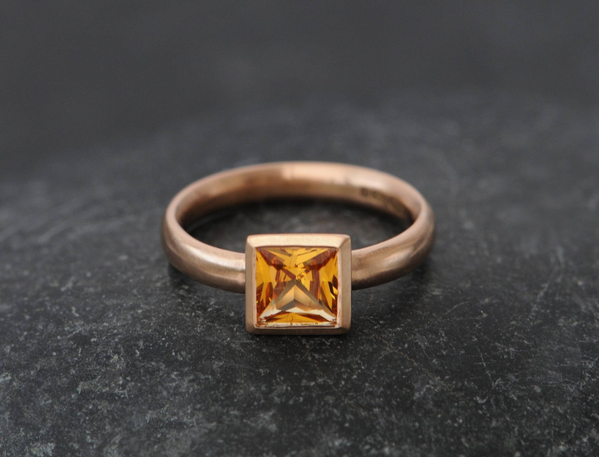 Princess Cut Gelb Saphir Verlobungsring in 18K Gold von williamwhite