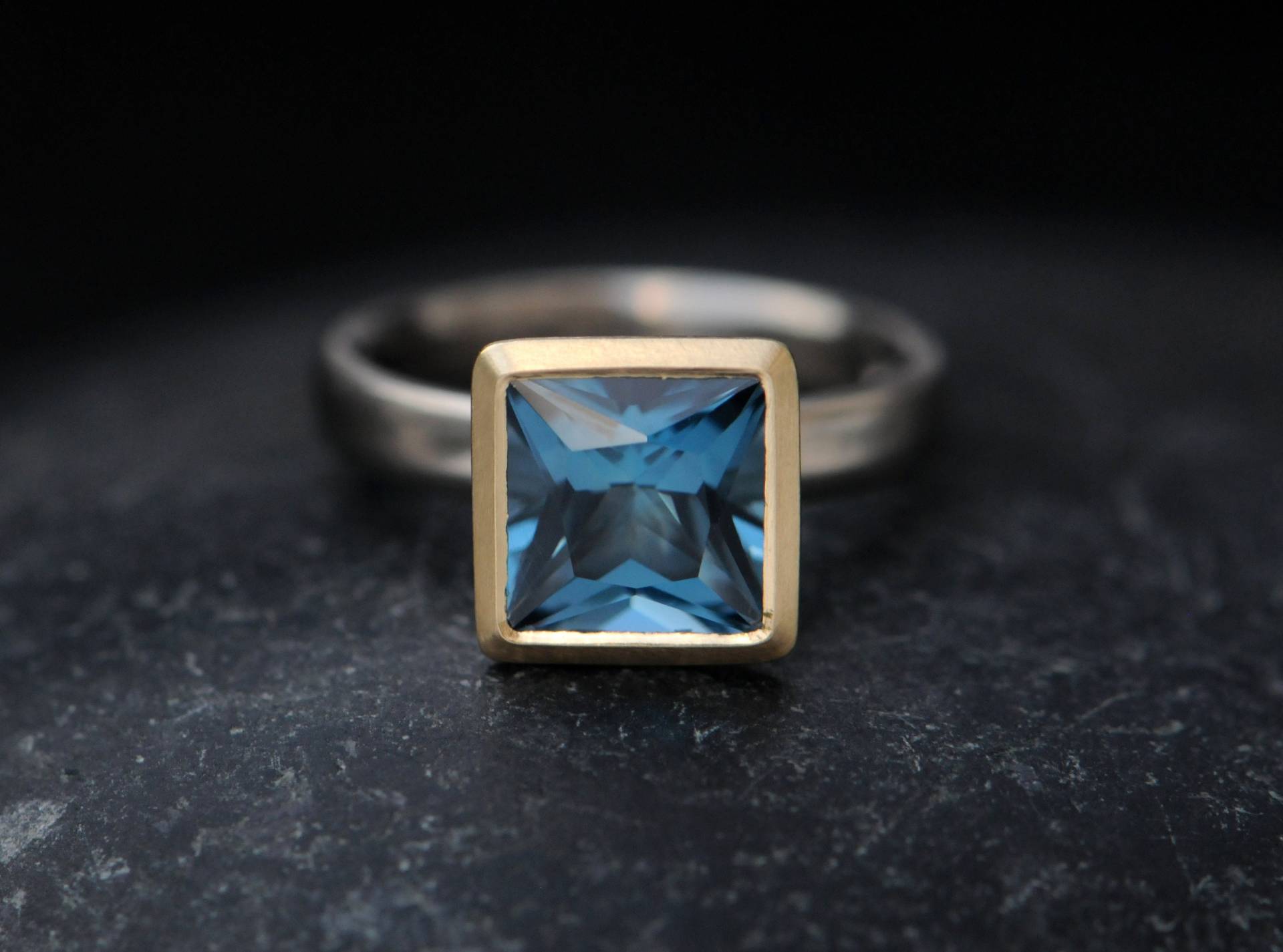 Prinzessin Blautopas Ring in 18K Gold, Geschenk Für Sie, London von williamwhite