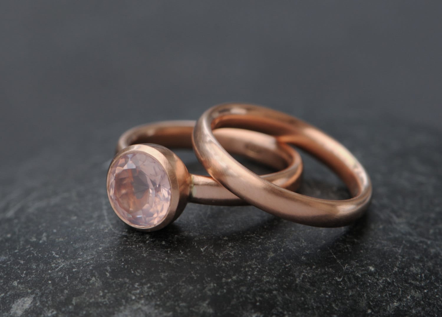 Rosa Edelstein Verlobungsring, Rosenquarz Hochzeit in 18K Rosegold Gefasst von williamwhite