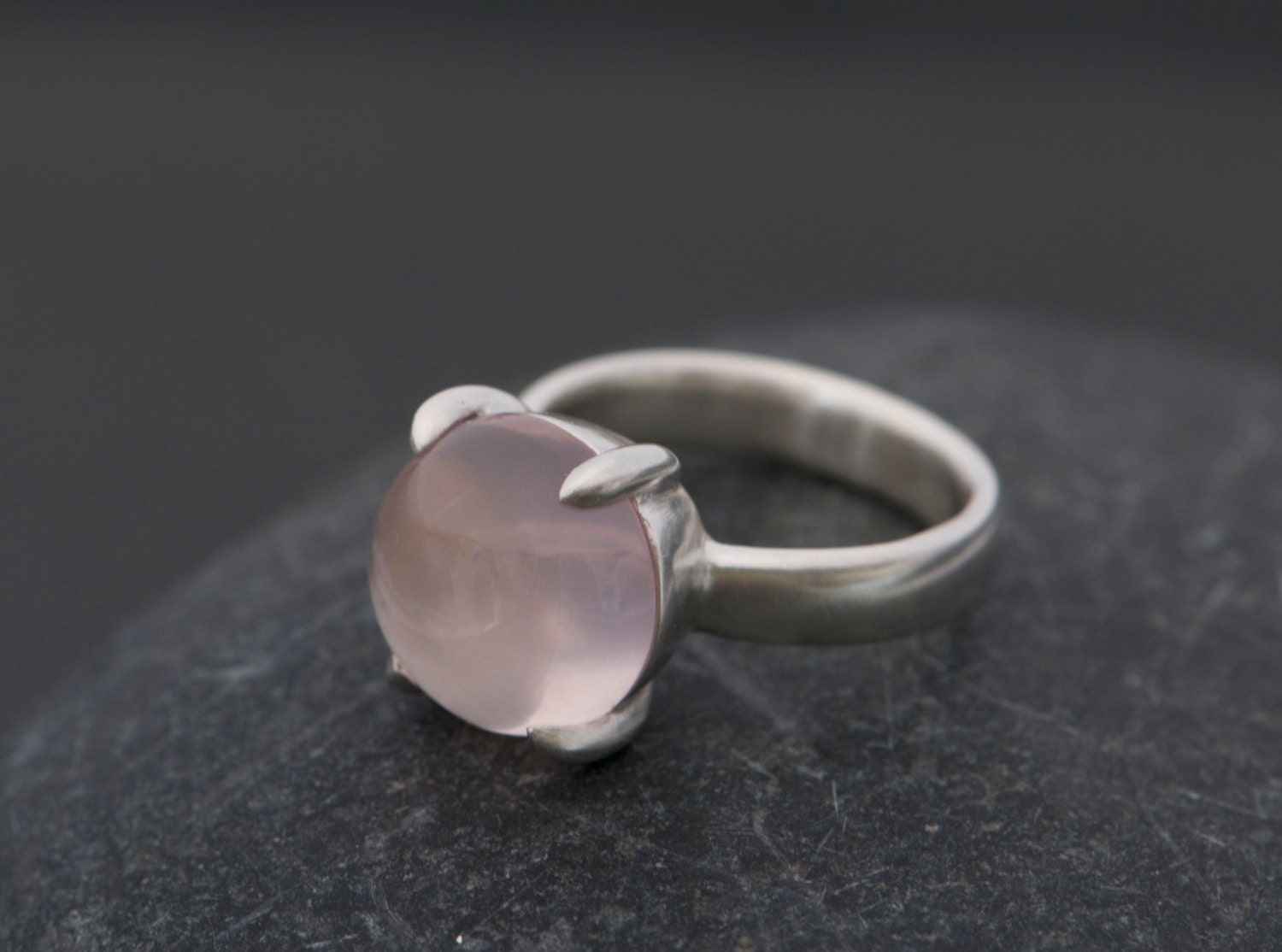 Rosenquarz Cabochon Ring in Silber, Pink Gem Statement von williamwhite