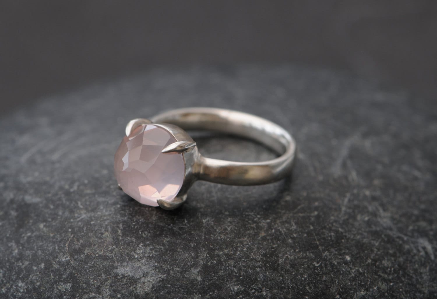 Rosenquarz Statement Ring, Pink Gem Rose Cut Cabochon Ring von williamwhite