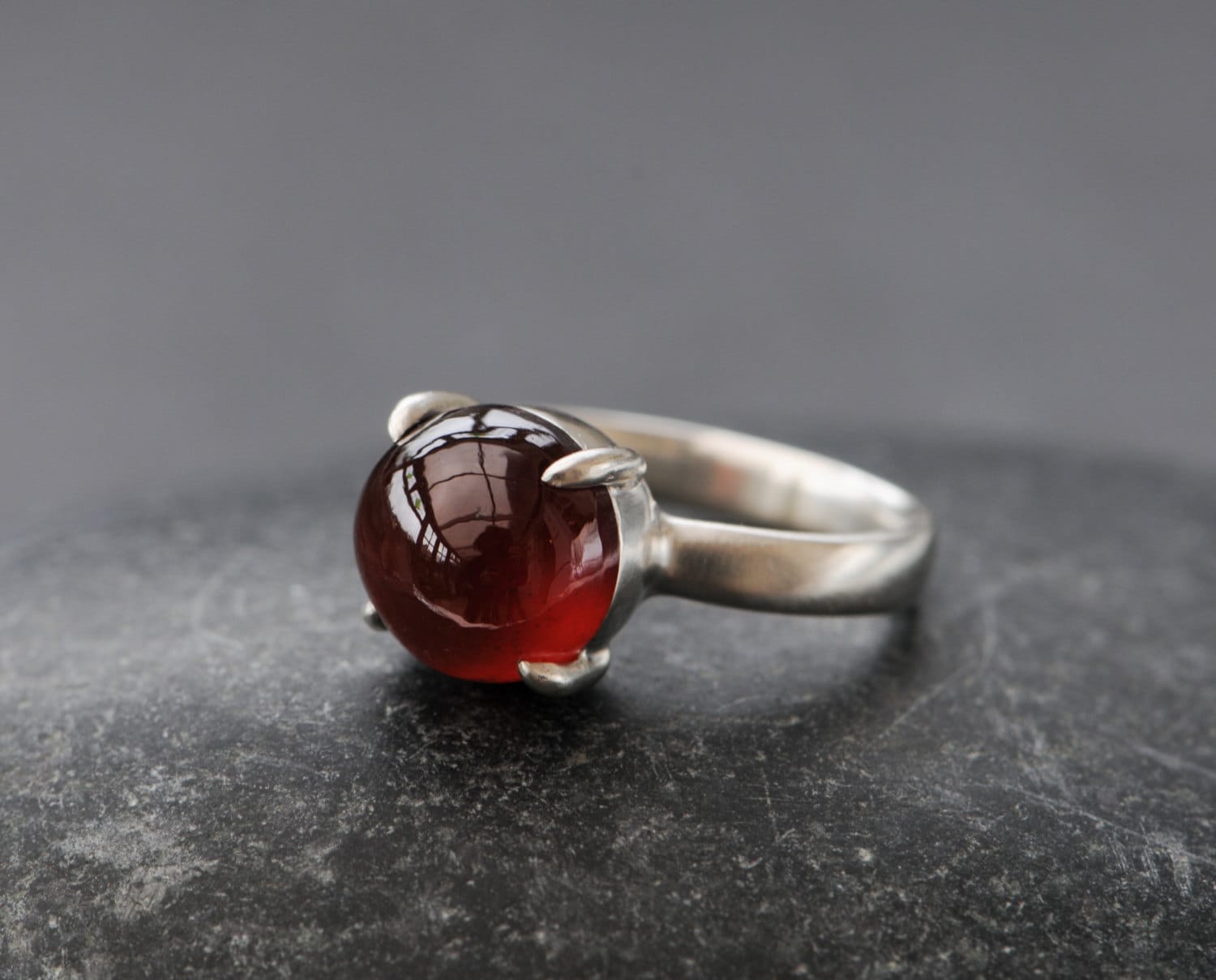 Roter Hessonit Granat Ring, Cabochon Ring in Sterling Silber von williamwhite