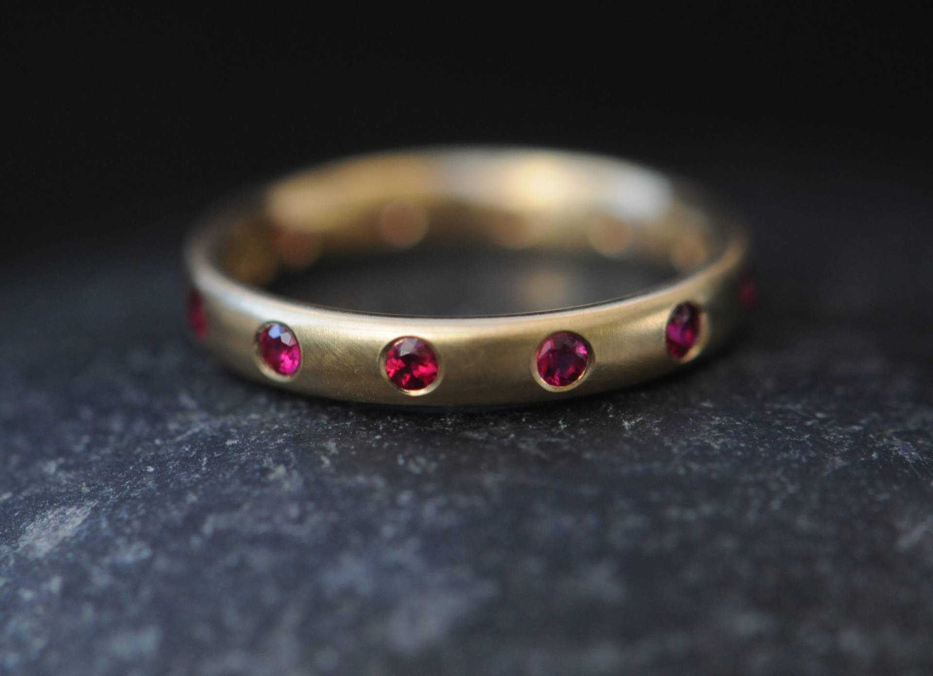 Rubin Eternity Band in 18K Gold - Ehering Handarbeit von williamwhite