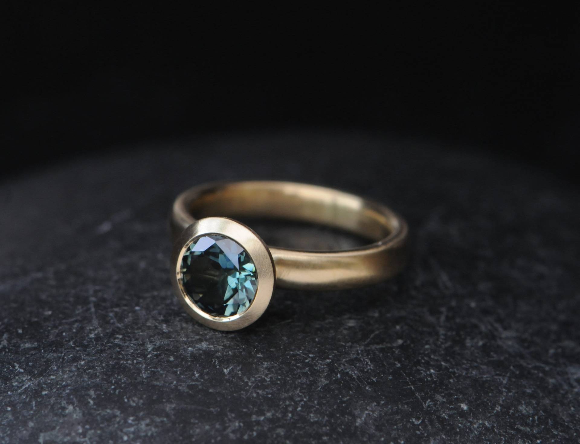 Saphir Verlobungsring in 18K Gold, Halo Ring, Geschenk Für Sie von williamwhite