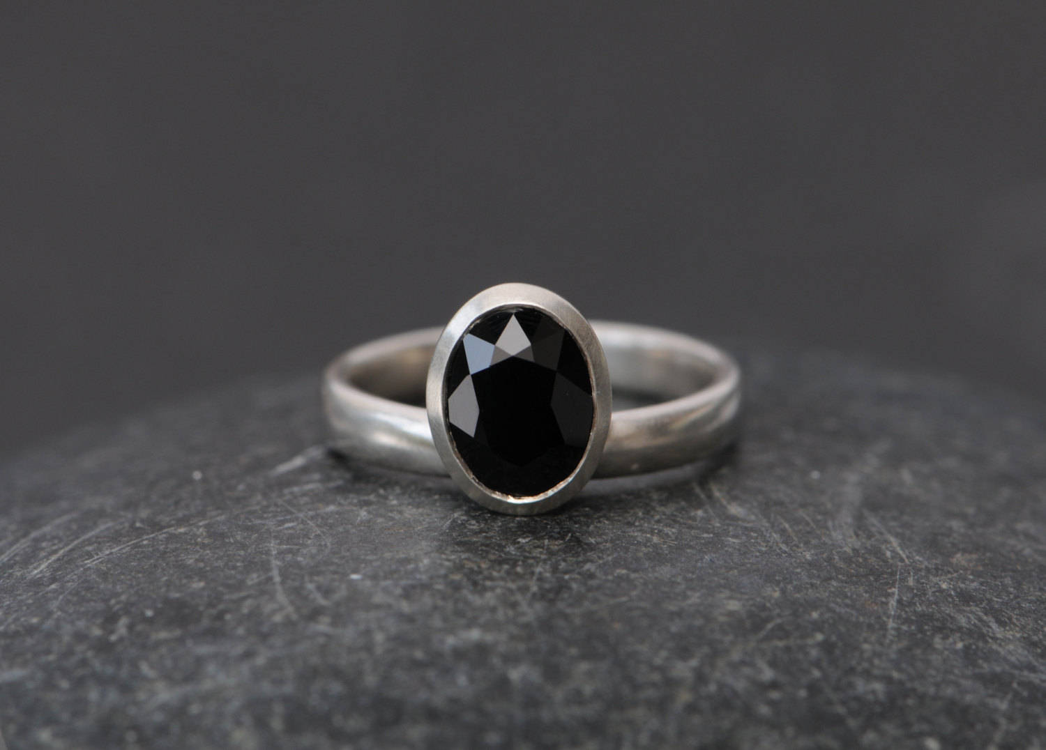 Schwarzer Spinell Ring in Silber, Oval Schwarz Edelstein Ring, Geschenk Für Sie von williamwhite
