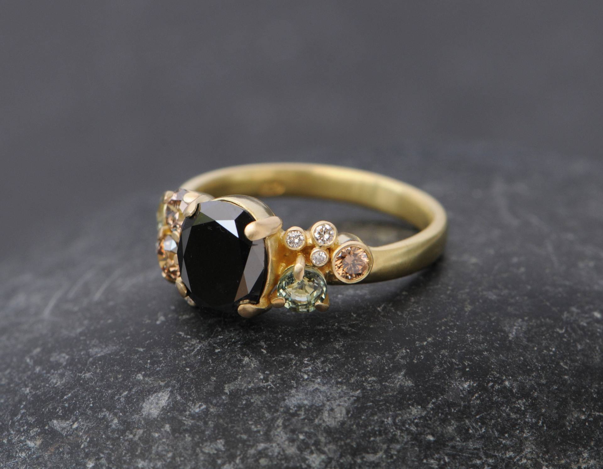 Schwarzer Diamant Cluster Ring Mit Saphiren in 18K Gold - Verlobungsring von williamwhite