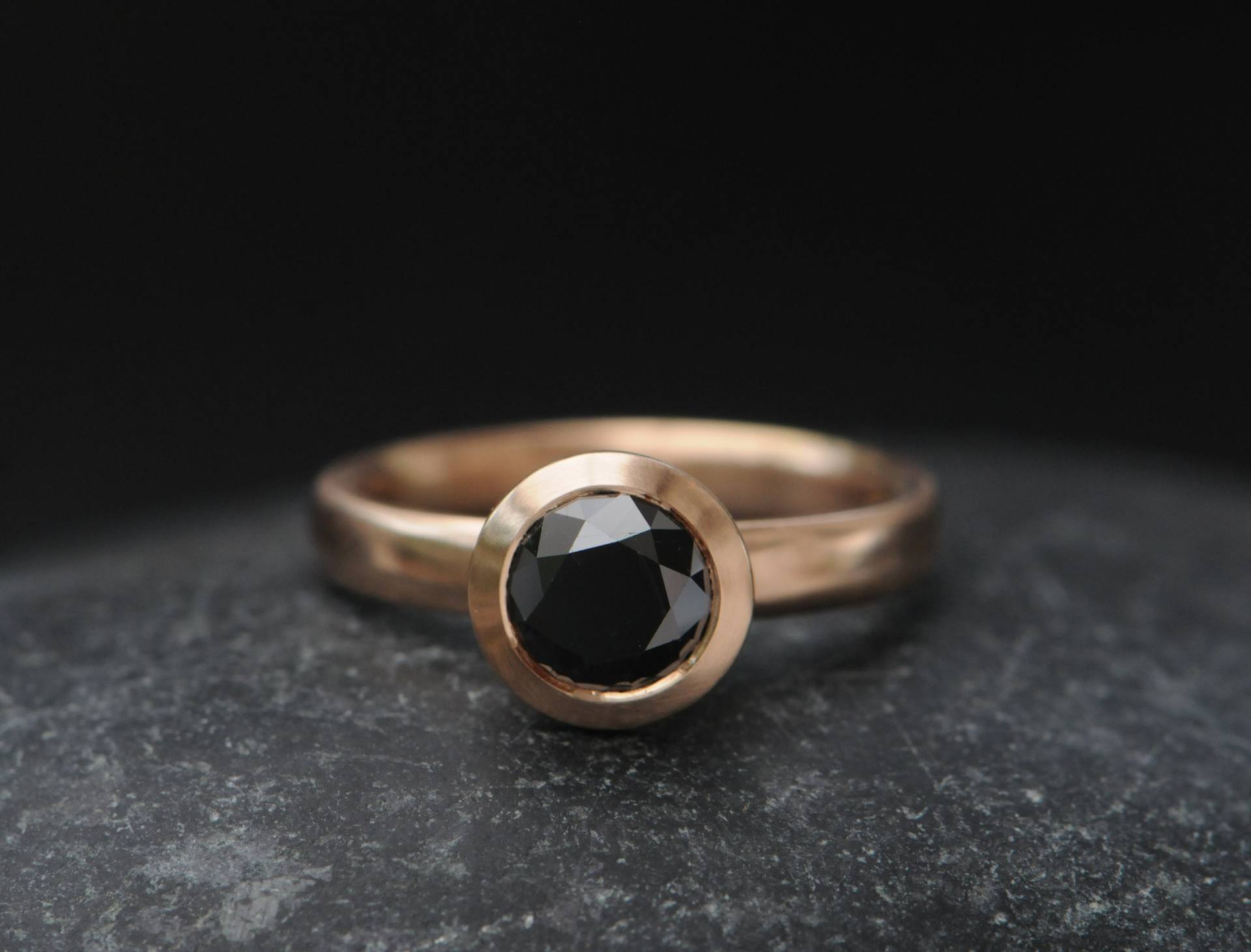 Schwarzer Diamant Halo Ring, Verlobungsring Edelstein in 18K Rosegold, Geschenk Für Sie von williamwhite