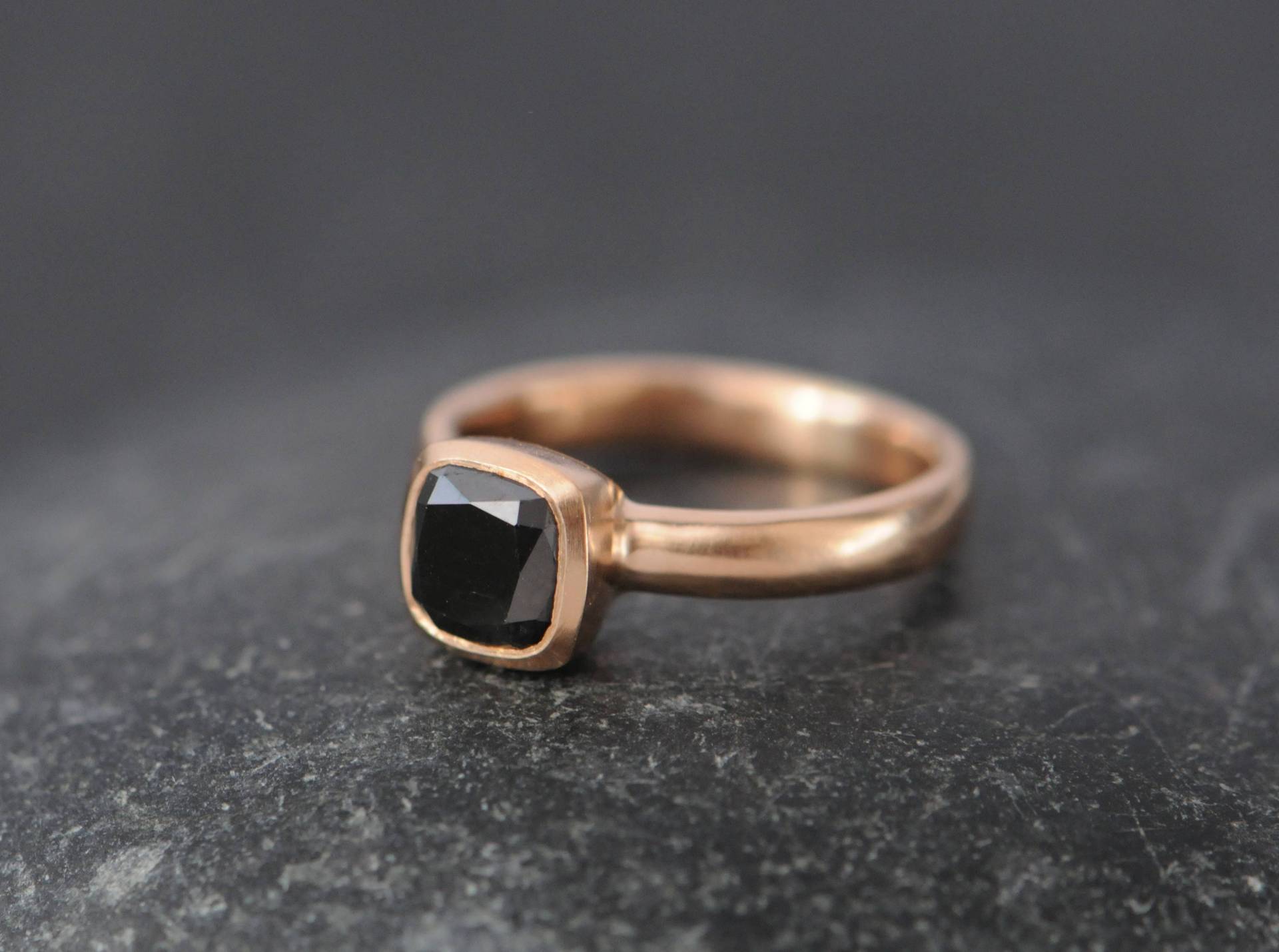 Schwarzer Diamant Verlobungsring Aus 750Er Rosegold, Diamantring in Kissenschliff von williamwhite