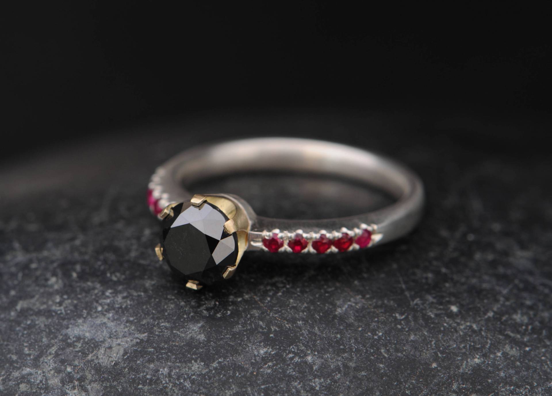 Schwarzer Diamant Verlobungsring Mit Rubinen - 18K Gold von williamwhite