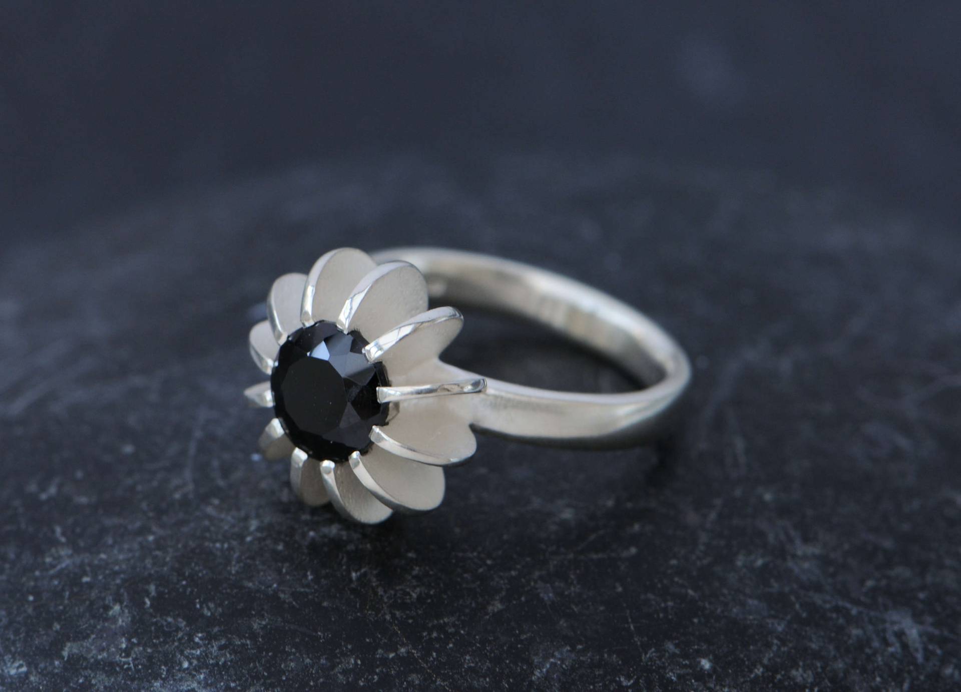 Schwarzer Spinell Ring in Silber, Seeigel Ring, Geschenk Für Sie von williamwhite