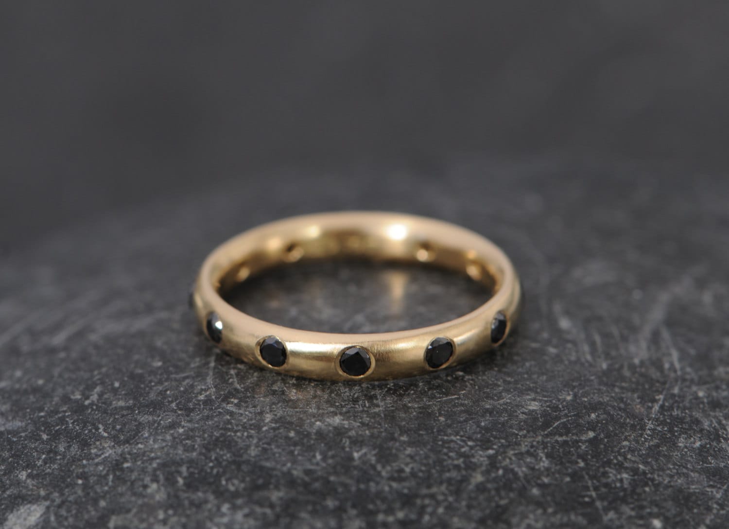 Schwarzes Diamant Eternity Band in 750Er Gold, Handgemachtes Ehering von williamwhite