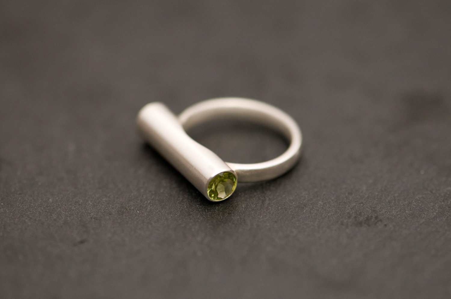 Silberbarren Ring Mit Blautopas Und Peridot, Tube in Sterling Silber von williamwhite