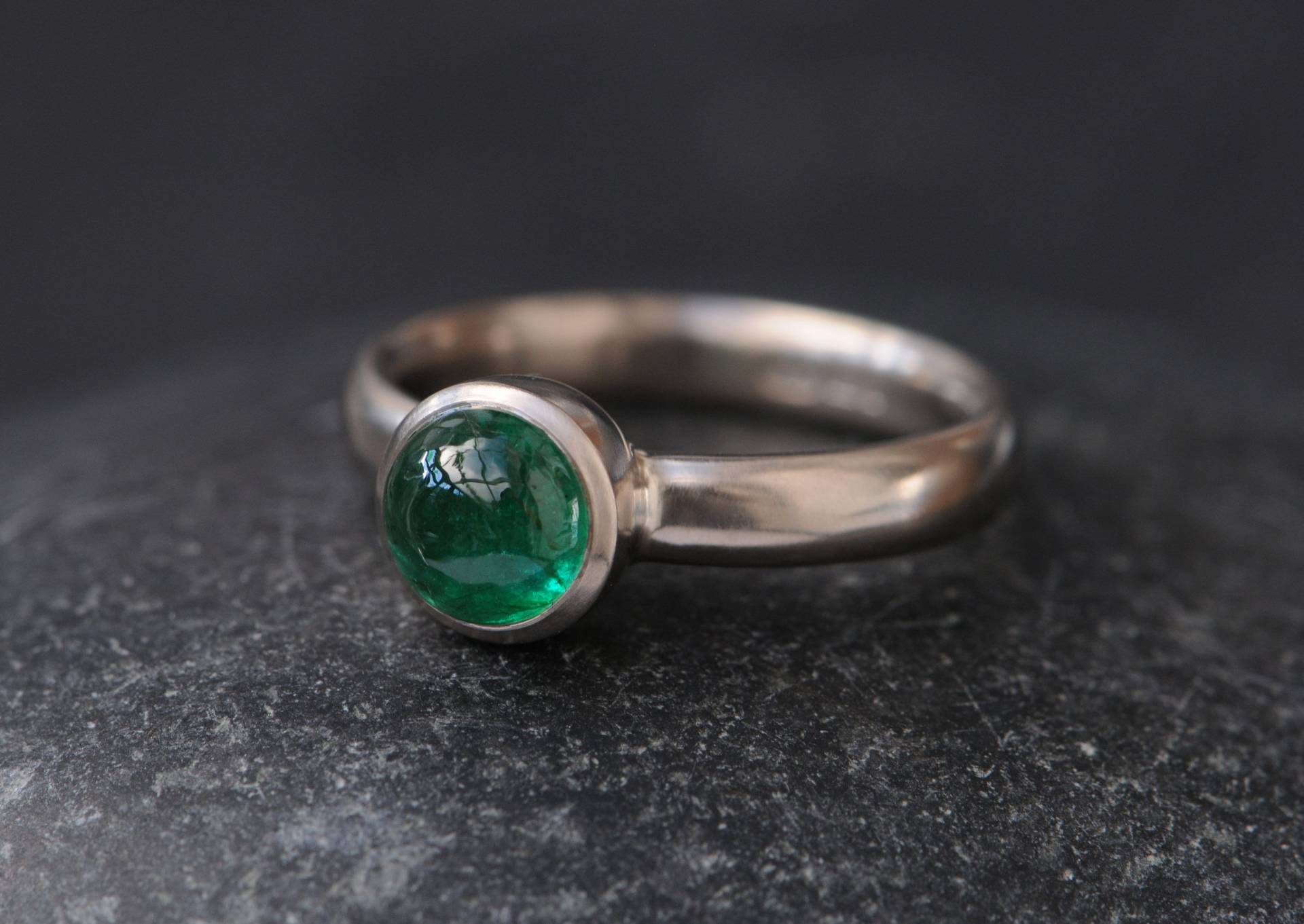 Smaragd Cabochon Ring in Platin, Rund Cab Geschenk Für Sie von williamwhite