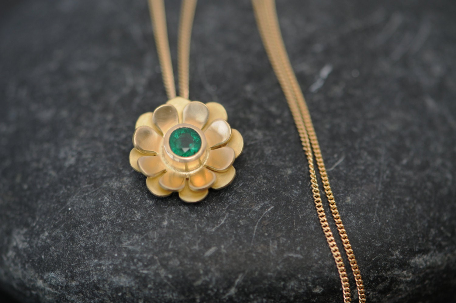 Smaragd Halskette Aus 18K Gold, Blumen Anhänger, Geschenk Für Sie von williamwhite