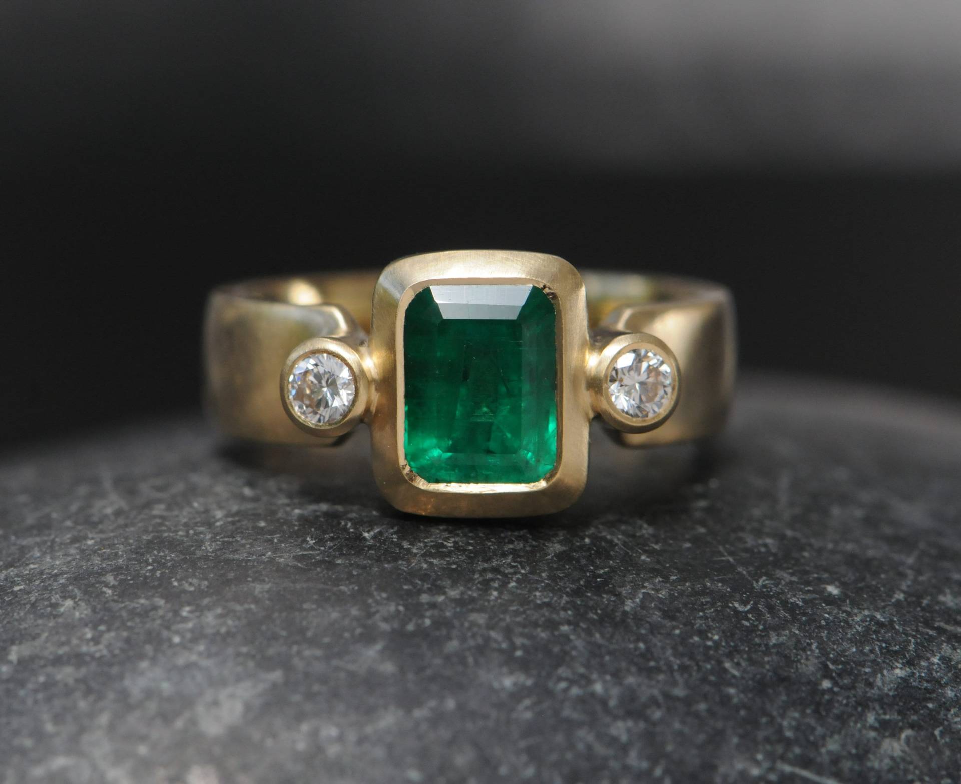 Smaragd Verlobungsring - Dicker Smaragdring Mit Diamanten in 18K Gelbgold von williamwhite