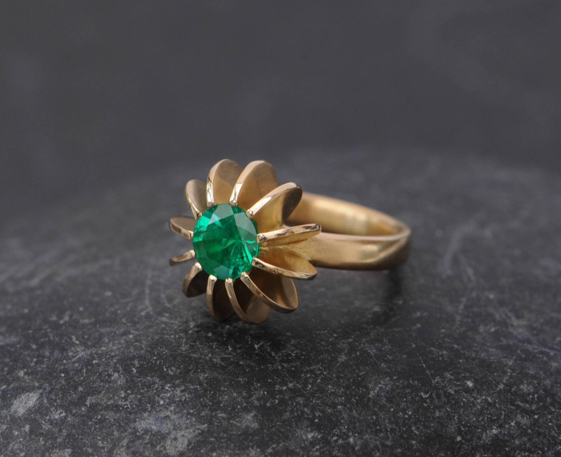 Smaragd Verlobungsring in 18K Gold, Seeigel Ring von williamwhite